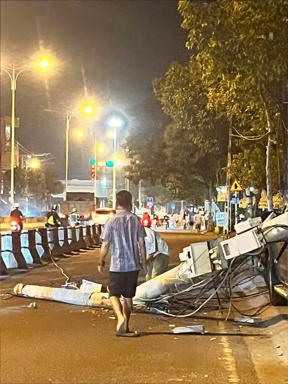 Xe ben bật thùng, kéo gãy cột điện, đè trúng ô tô bán tải- Ảnh 1. Xe ben bật thùng, kéo gãy cột điện, đè trúng ô tô bán tải- Ảnh 1.