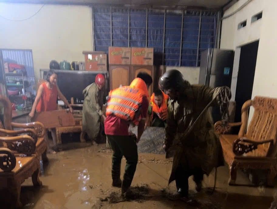 Mưa lũ ở L&agrave;o Cai: Trắng đ&ecirc;m sơ t&aacute;n d&acirc;n khỏi v&ugrave;ng ngập s&acirc;u- Ảnh 1.