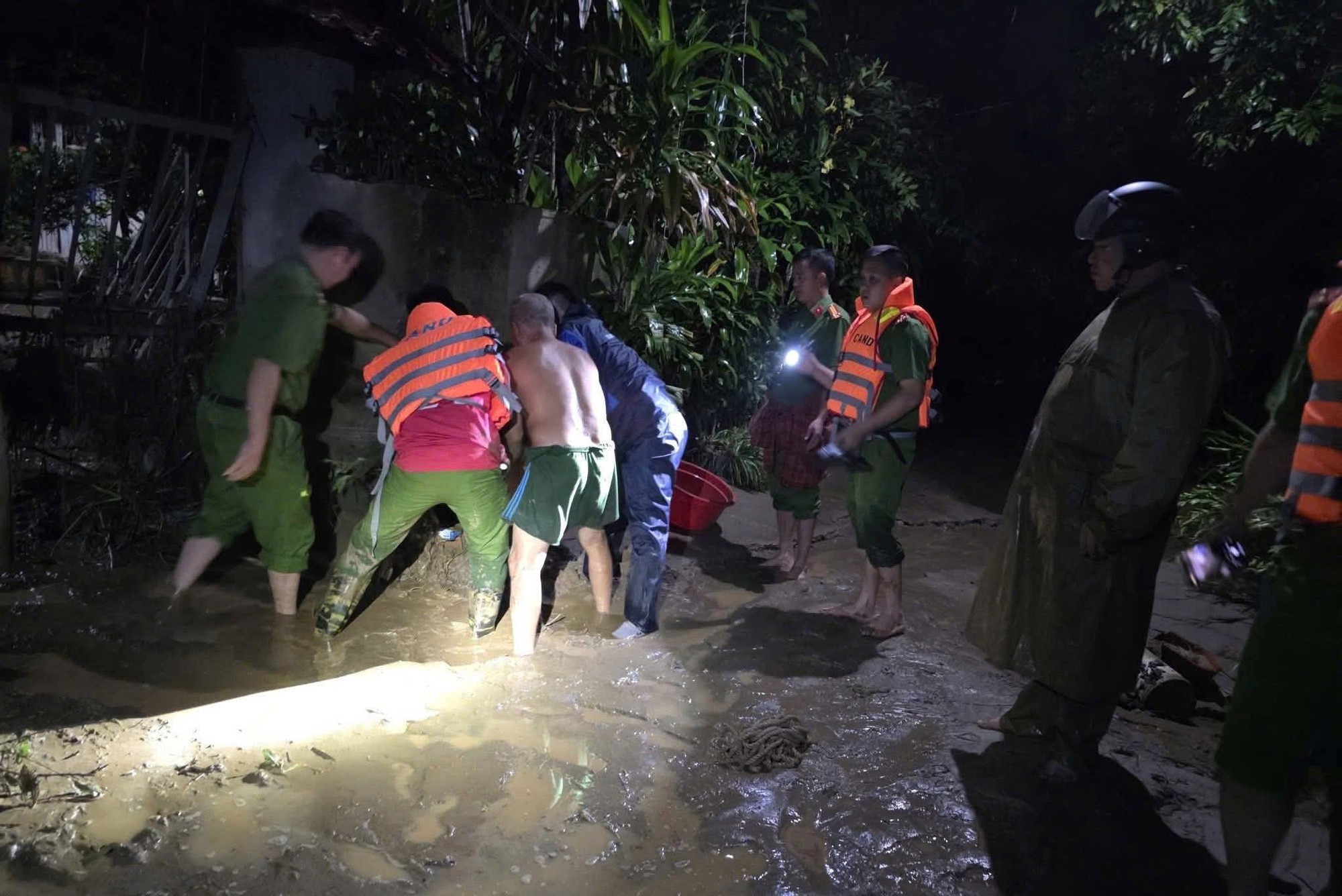 Mưa lũ ở L&agrave;o Cai: Trắng đ&ecirc;m sơ t&aacute;n d&acirc;n khỏi v&ugrave;ng ngập s&acirc;u- Ảnh 2.