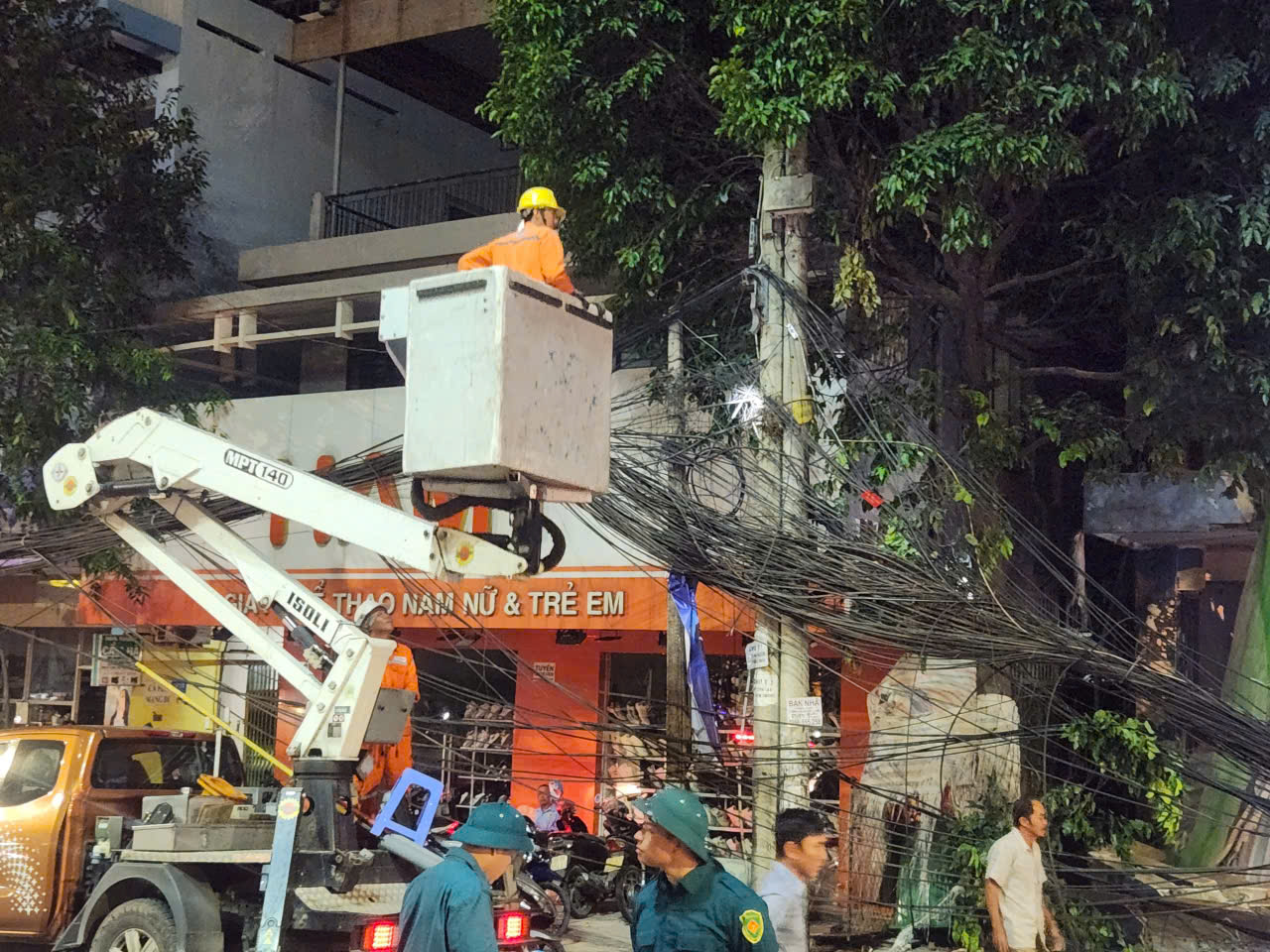 Đồng Nai: Khẩn trương khắc phục sự cố th&aacute;o dỡ rạp Thanh B&igrave;nh- Ảnh 2.