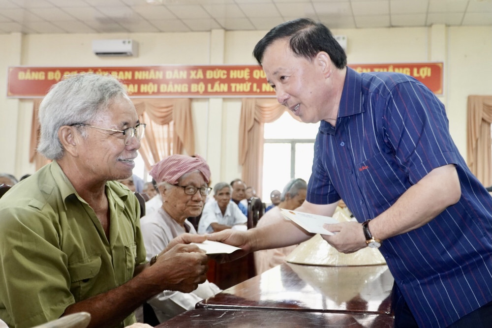 T&acirc;y Ninh thăm v&agrave; tri &acirc;n c&aacute;c gia đ&igrave;nh liệt sĩ, ch&iacute;nh s&aacute;ch- Ảnh 1.