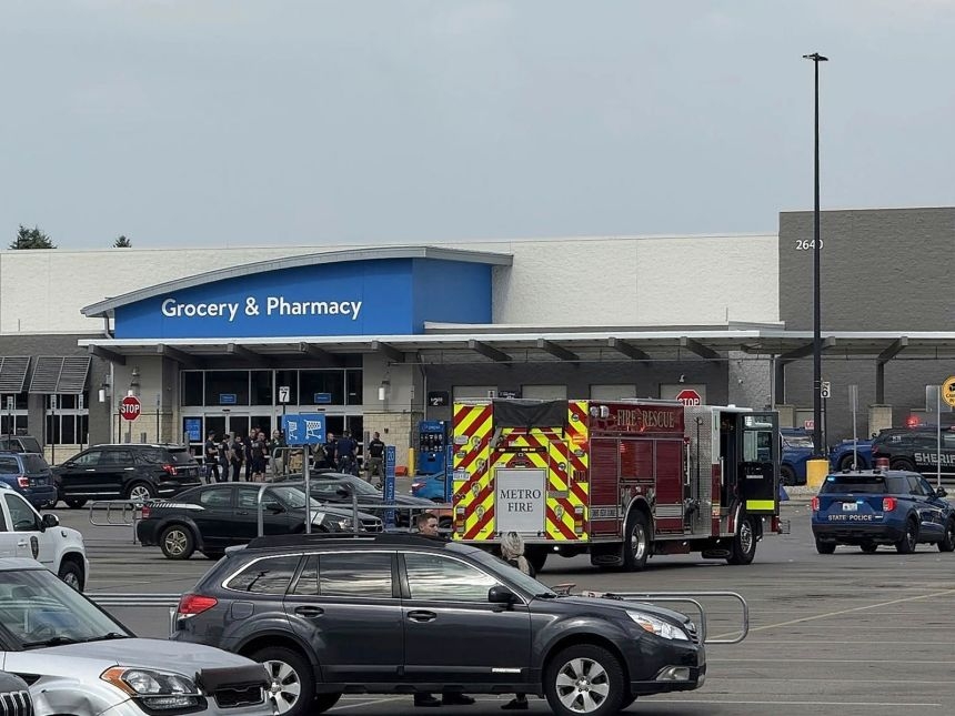 Mỹ: Đ&acirc;m dao tại si&ecirc;u thị Walmart ở Michigan, 11 người bị thương- Ảnh 1.