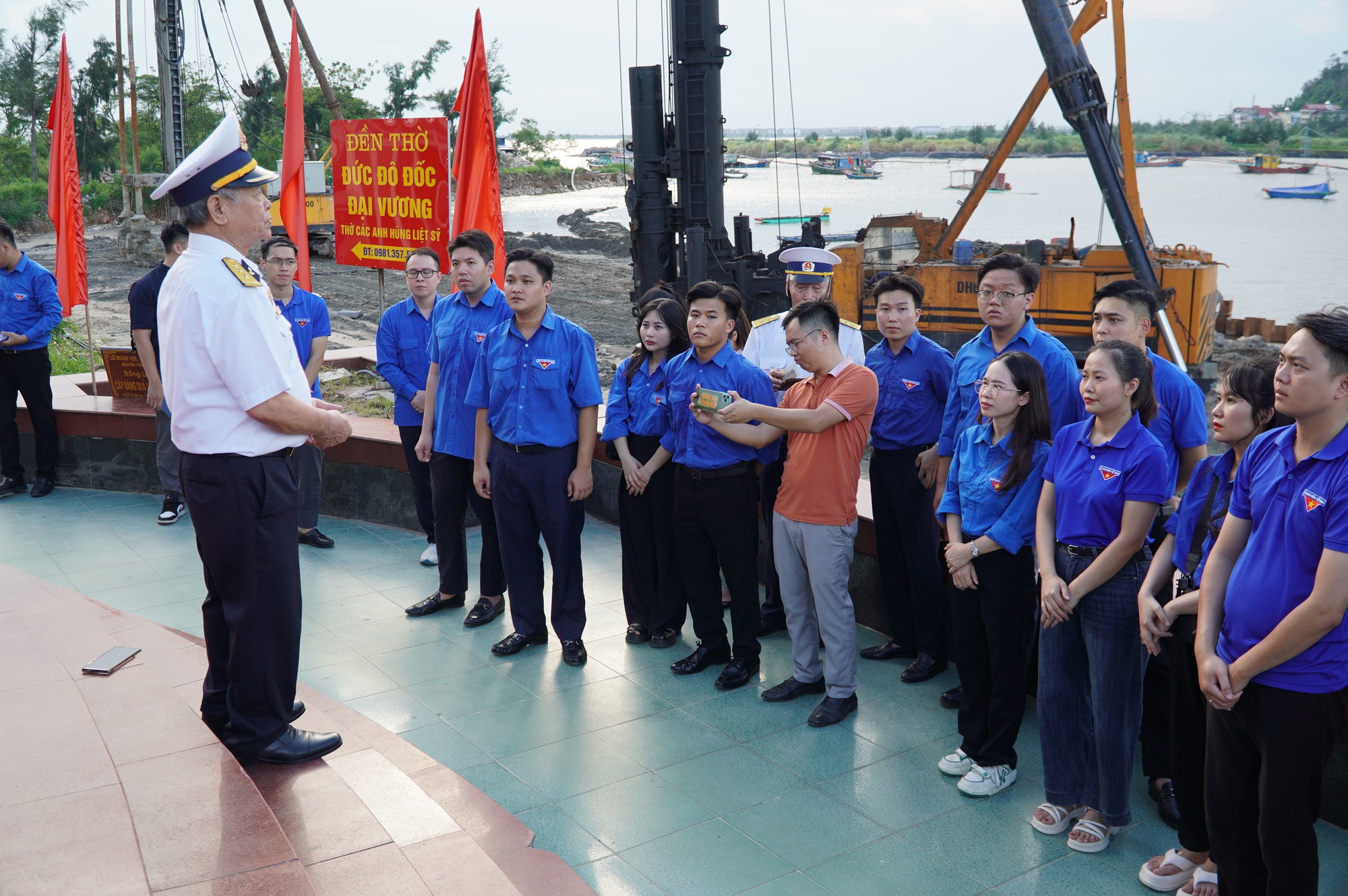 Đo&agrave;n Thanh ni&ecirc;n B&aacute;o X&acirc;y dựng tri &acirc;n cựu chiến binh t&agrave;u kh&ocirc;ng số, thăm gia đ&igrave;nh ch&iacute;nh s&aacute;ch- Ảnh 2.