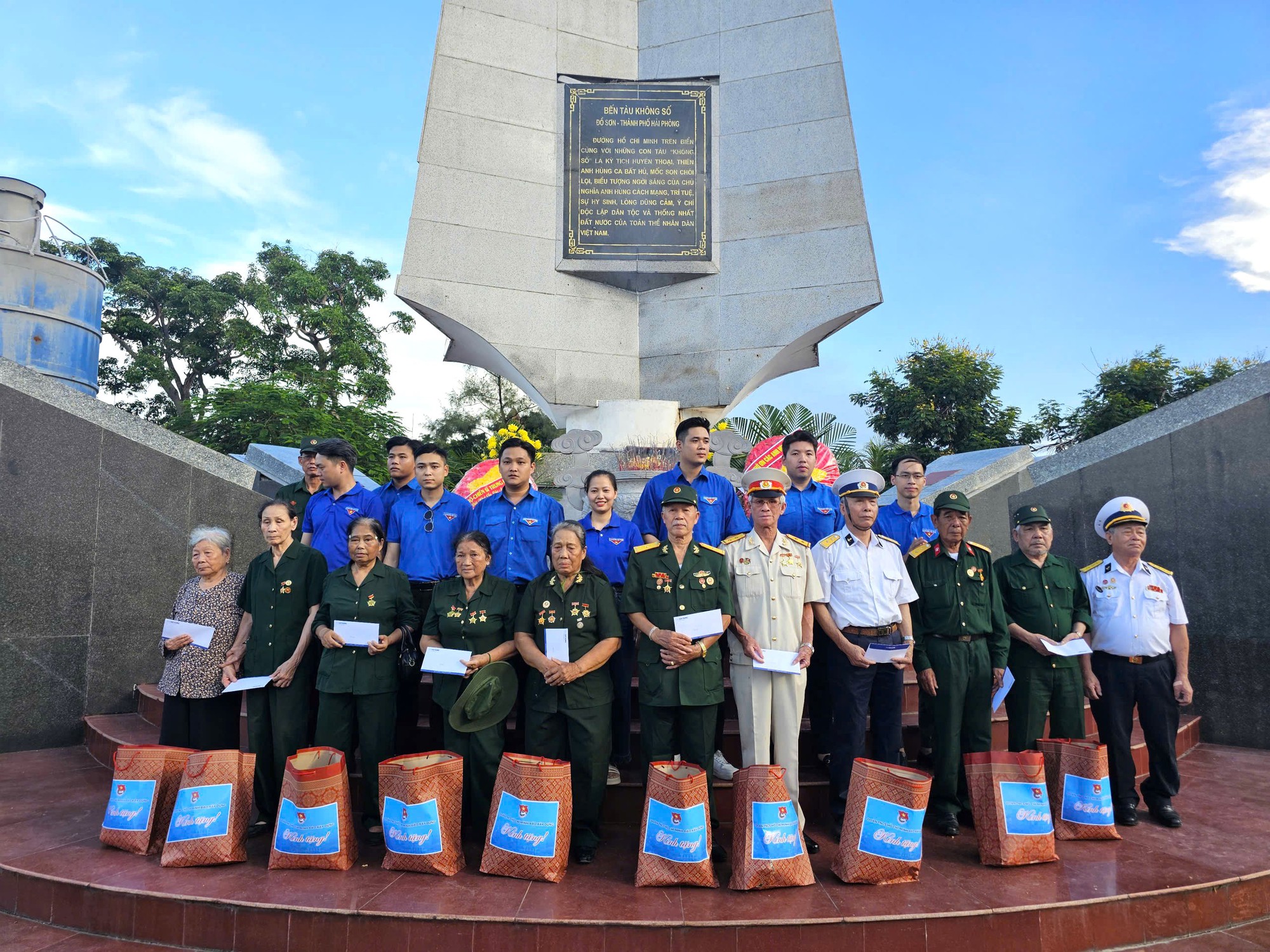 Đo&agrave;n Thanh ni&ecirc;n B&aacute;o X&acirc;y dựng tri &acirc;n cựu chiến binh t&agrave;u kh&ocirc;ng số, thăm gia đ&igrave;nh ch&iacute;nh s&aacute;ch- Ảnh 9.