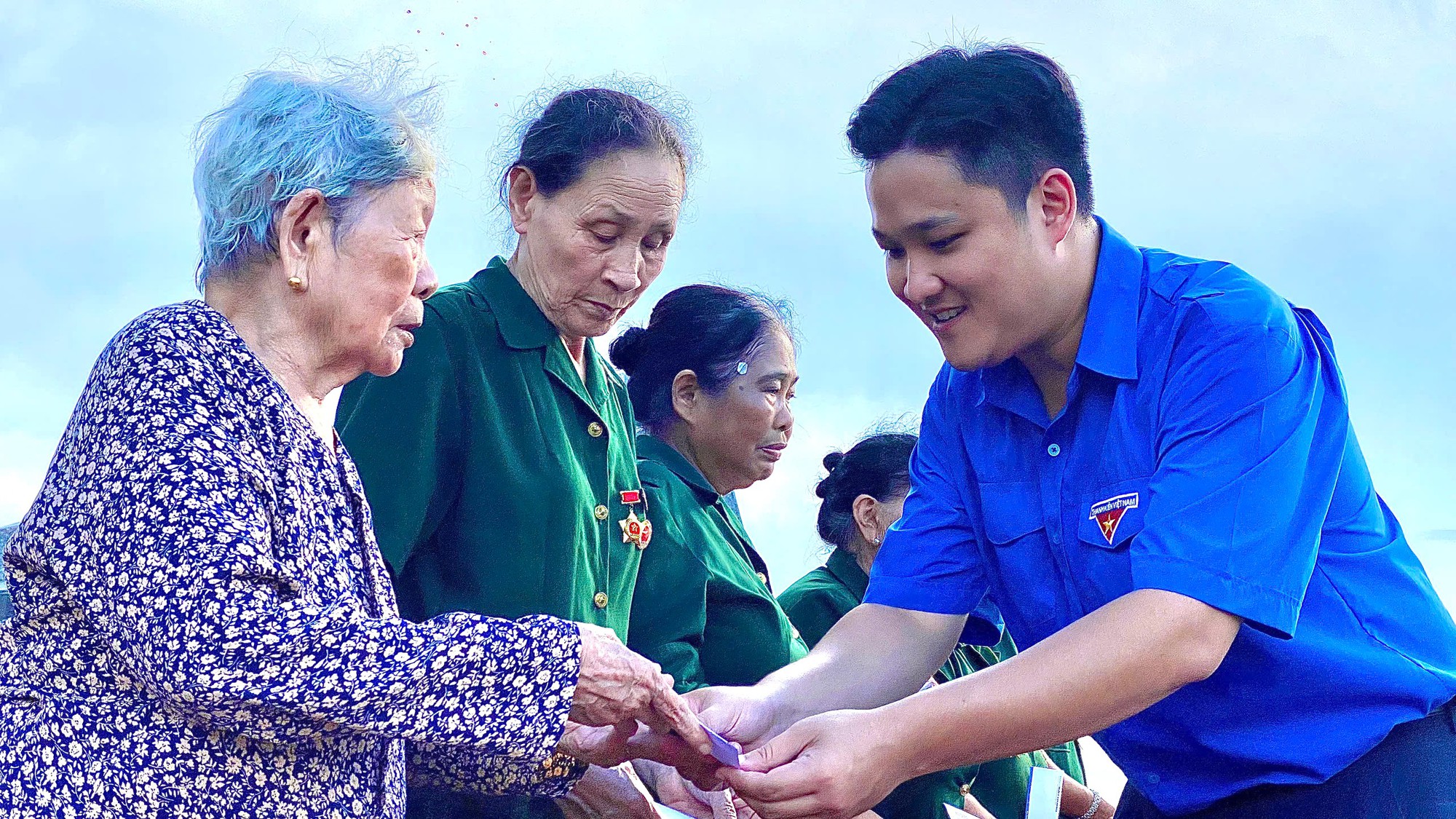 Đo&agrave;n Thanh ni&ecirc;n B&aacute;o X&acirc;y dựng tri &acirc;n cựu chiến binh t&agrave;u kh&ocirc;ng số, thăm gia đ&igrave;nh ch&iacute;nh s&aacute;ch- Ảnh 8.