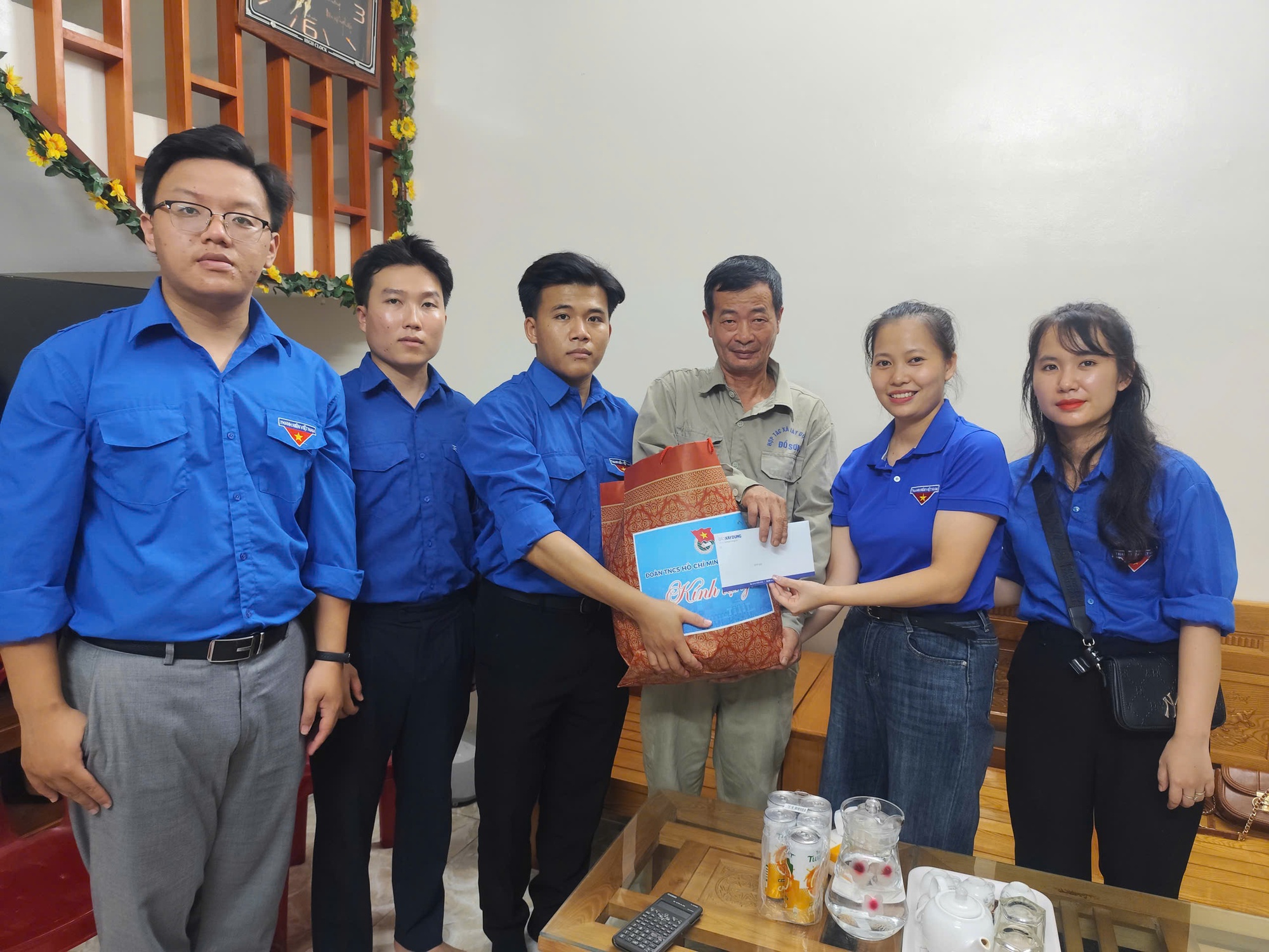 Đo&agrave;n Thanh ni&ecirc;n B&aacute;o X&acirc;y dựng tri &acirc;n cựu chiến binh t&agrave;u kh&ocirc;ng số, thăm gia đ&igrave;nh ch&iacute;nh s&aacute;ch- Ảnh 13.