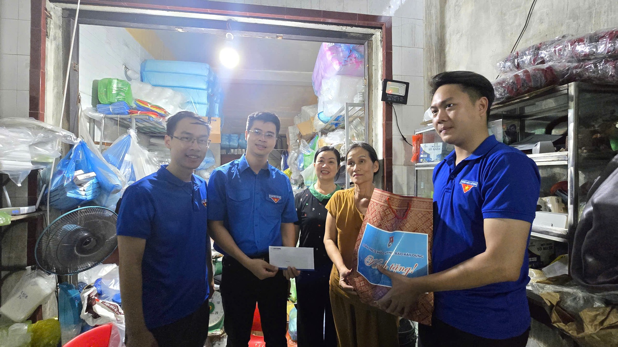 Đo&agrave;n Thanh ni&ecirc;n B&aacute;o X&acirc;y dựng tri &acirc;n cựu chiến binh t&agrave;u kh&ocirc;ng số, thăm gia đ&igrave;nh ch&iacute;nh s&aacute;ch- Ảnh 14.