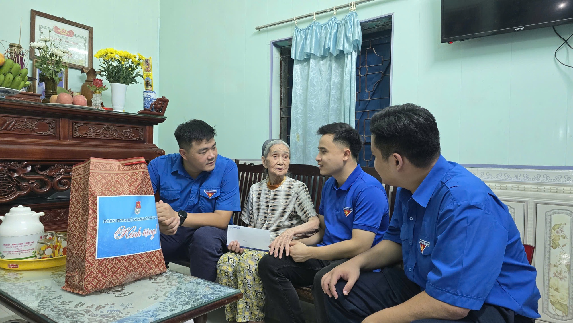 Đo&agrave;n Thanh ni&ecirc;n B&aacute;o X&acirc;y dựng tri &acirc;n cựu chiến binh t&agrave;u kh&ocirc;ng số, thăm gia đ&igrave;nh ch&iacute;nh s&aacute;ch- Ảnh 12.