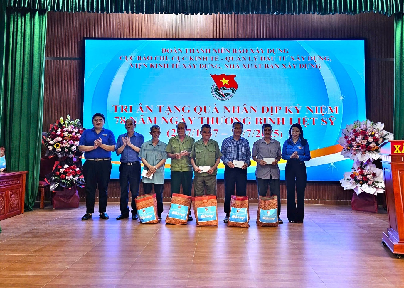 Đo&agrave;n Thanh ni&ecirc;n B&aacute;o X&acirc;y dựng tri &acirc;n cựu chiến binh t&agrave;u kh&ocirc;ng số, thăm gia đ&igrave;nh ch&iacute;nh s&aacute;ch- Ảnh 15.