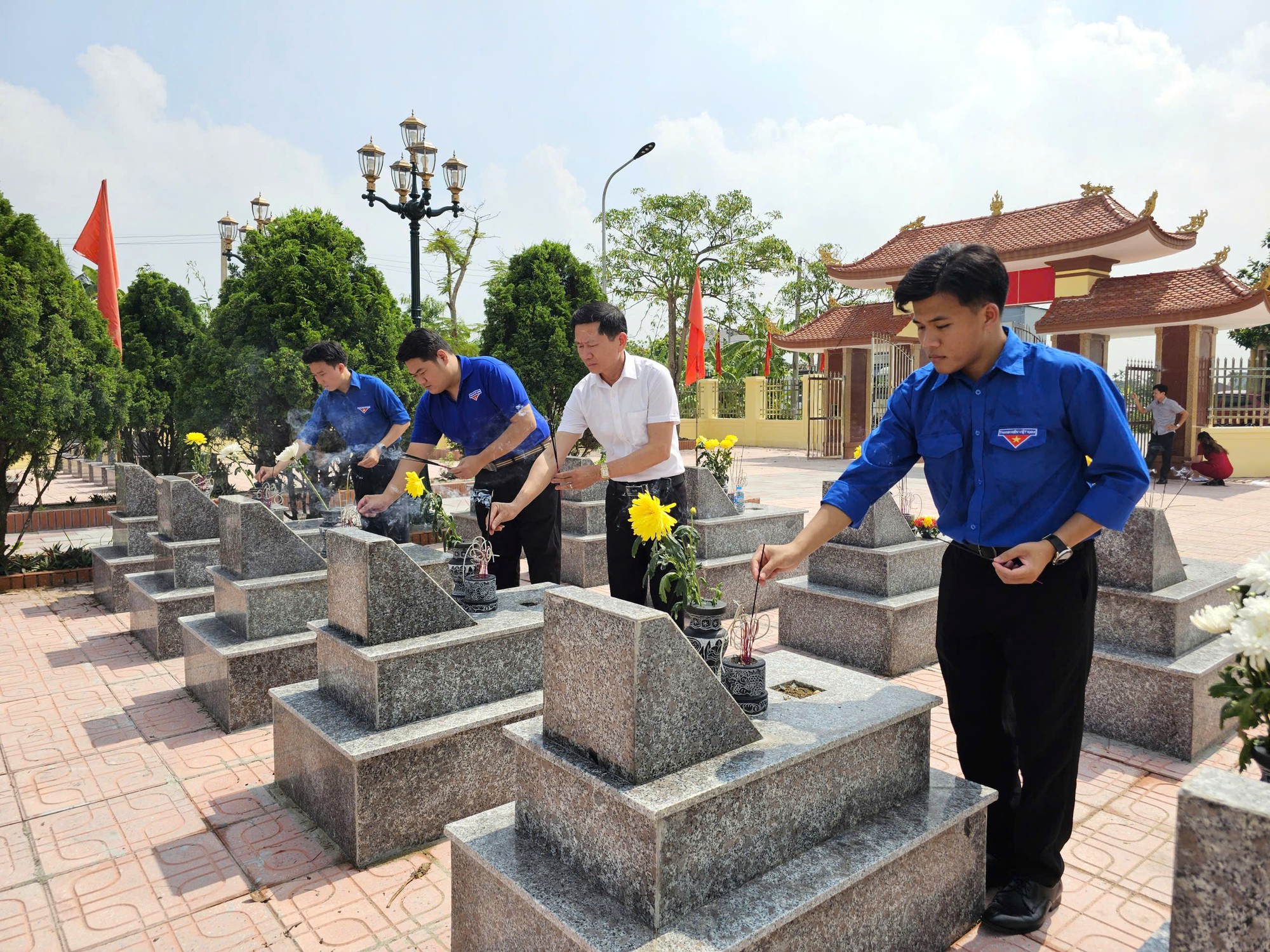 Đo&agrave;n Thanh ni&ecirc;n B&aacute;o X&acirc;y dựng tri &acirc;n cựu chiến binh t&agrave;u kh&ocirc;ng số, thăm gia đ&igrave;nh ch&iacute;nh s&aacute;ch- Ảnh 20.