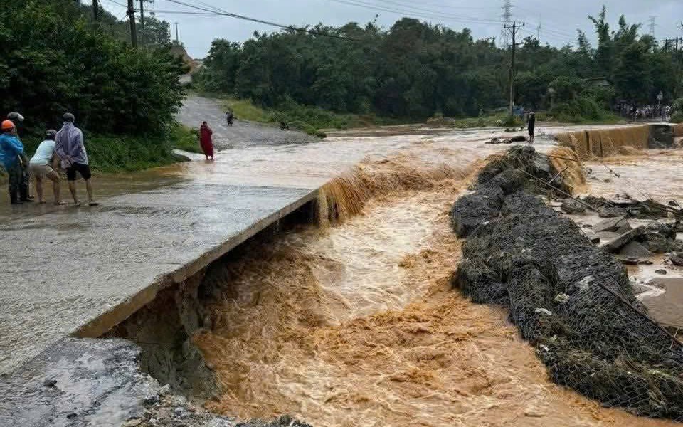 Khẩn trương xử lý đất đá sạt lở, đảm bảo giao thông tuyến đường lên cửa khẩu La Lay- Ảnh 3. Quảng Trị: Ô tô băng qua cầu tràn bị nước cuốn trôi, 4 người may mắn thoát nạn