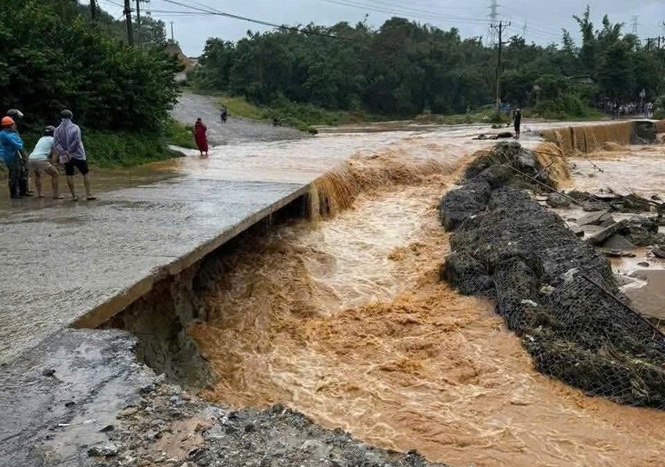 Quảng Trị: &Ocirc; t&ocirc; băng qua cầu tr&agrave;n bị nước cuốn tr&ocirc;i, 4 người may mắn tho&aacute;t nạn- Ảnh 1.