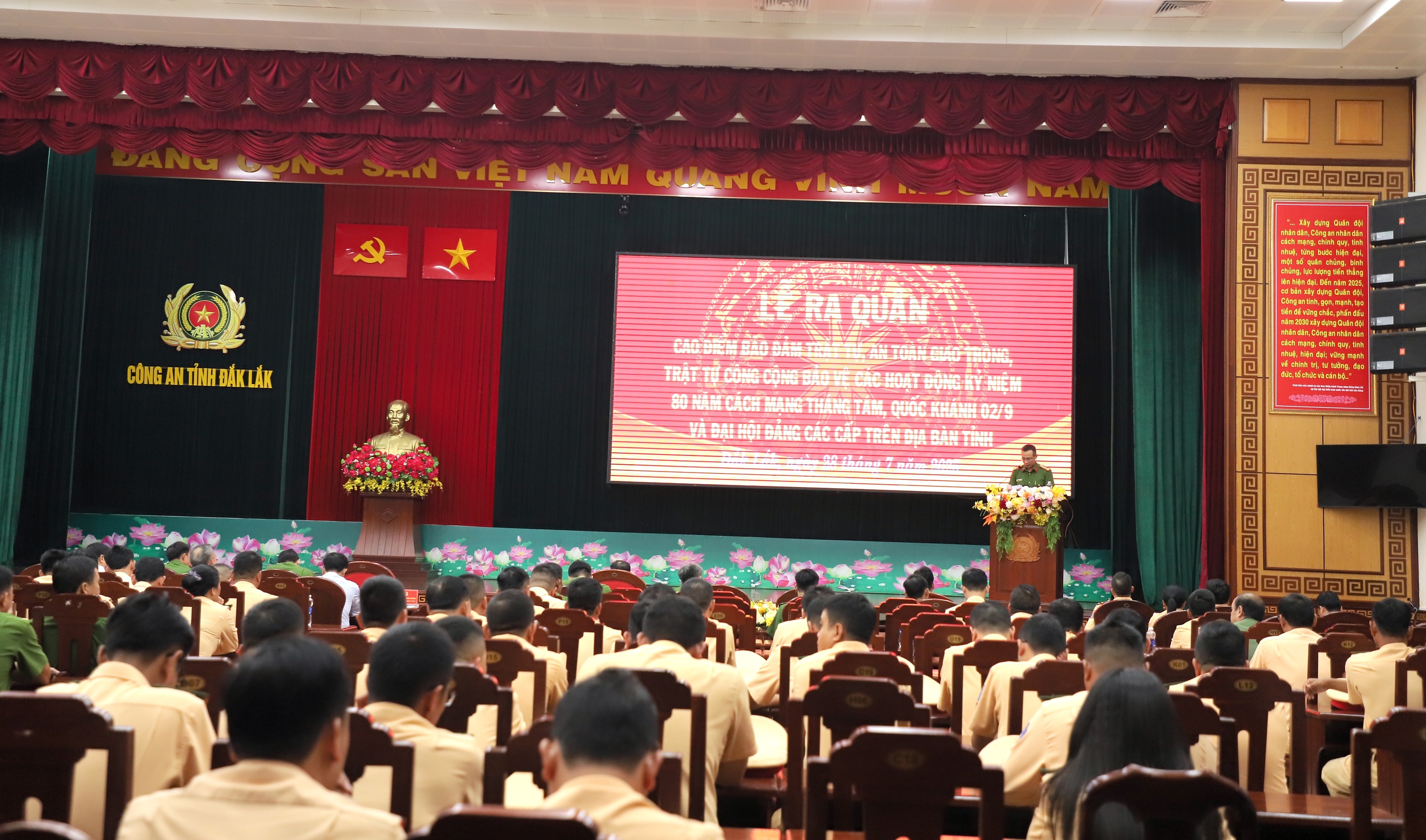 C&ocirc;ng an Đắk Lắk ra qu&acirc;n đảm bảo ATGT với tinh thần "kh&ocirc;ng c&oacute; v&ugrave;ng cấm, kh&ocirc;ng c&oacute; ngoại lệ"- Ảnh 1.