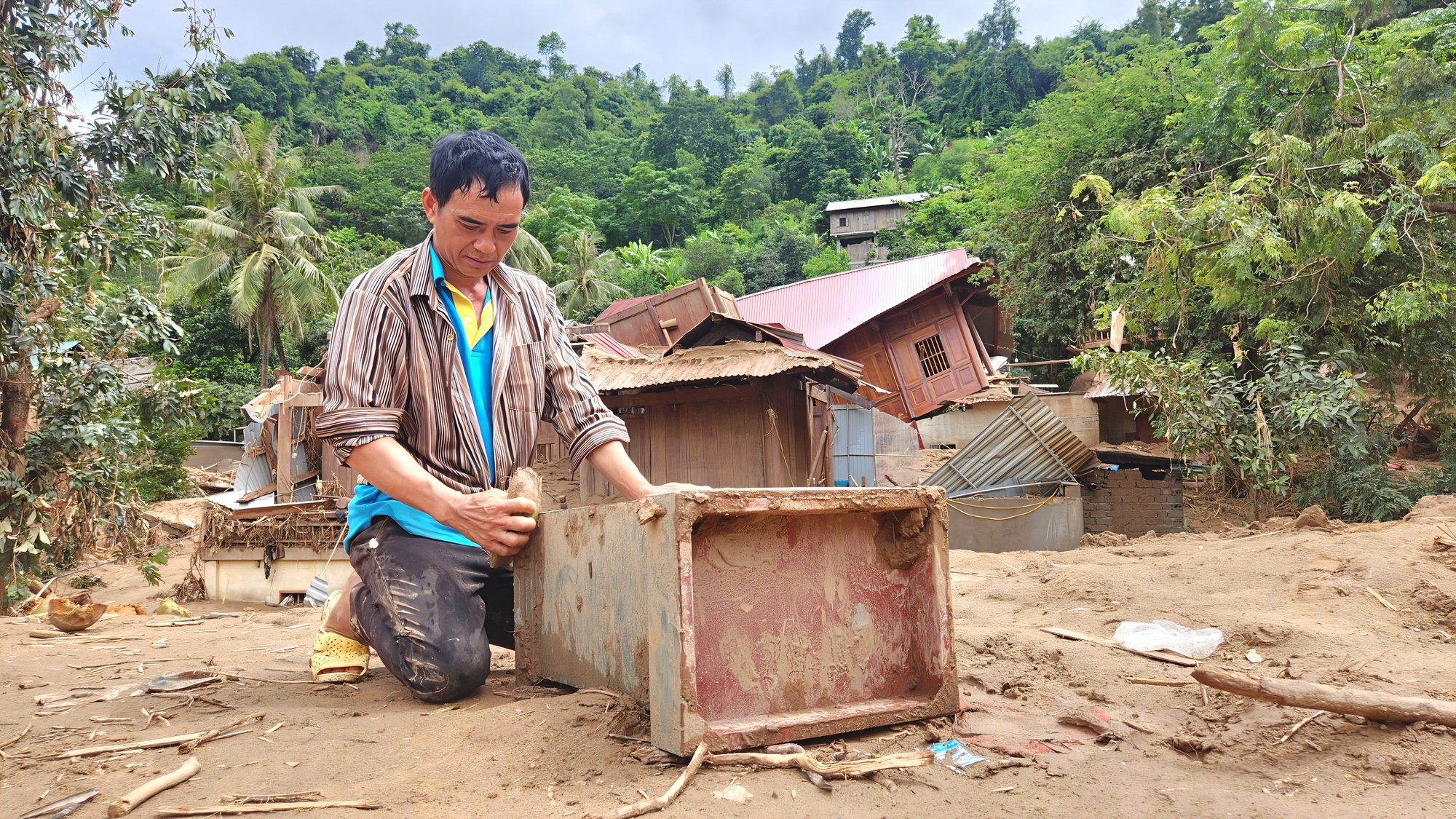 Ấm t&igrave;nh qu&acirc;n d&acirc;n Nghệ An những ng&agrave;y "s&aacute;ng chắn b&atilde;o gi&ocirc;ng, chiều ngăn nắng lửa"- Ảnh 4.