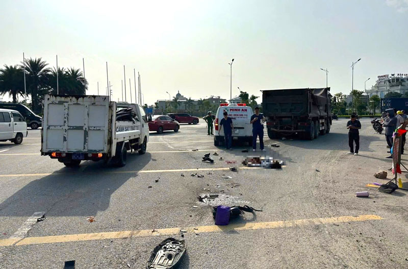 Hiện trường vụ tai nạn khiến thiếu nữ đi xe m&aacute;y tử vong tại chỗ.