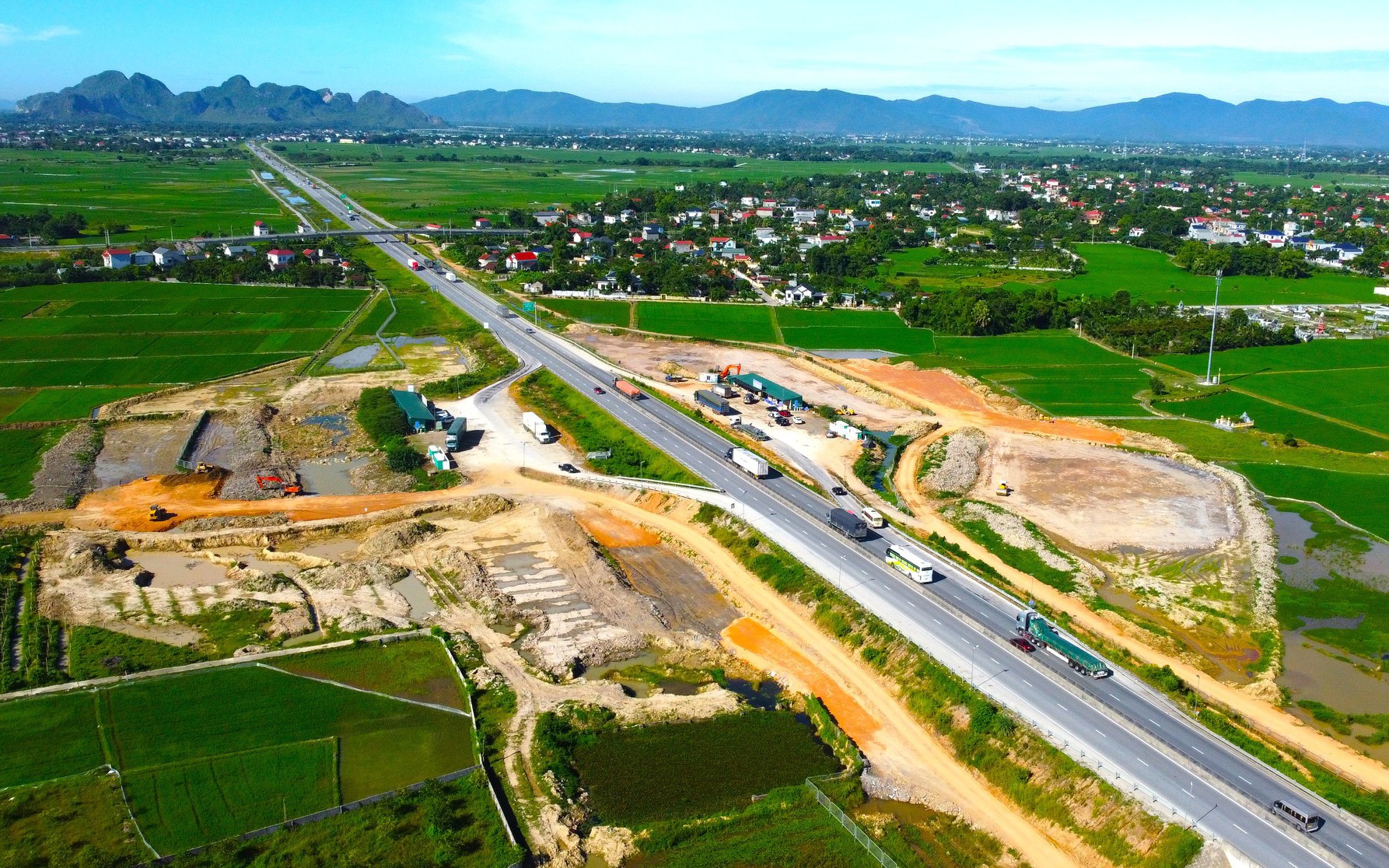 V&igrave; sao trạm dừng nghỉ cao tốc chậm tiến độ?