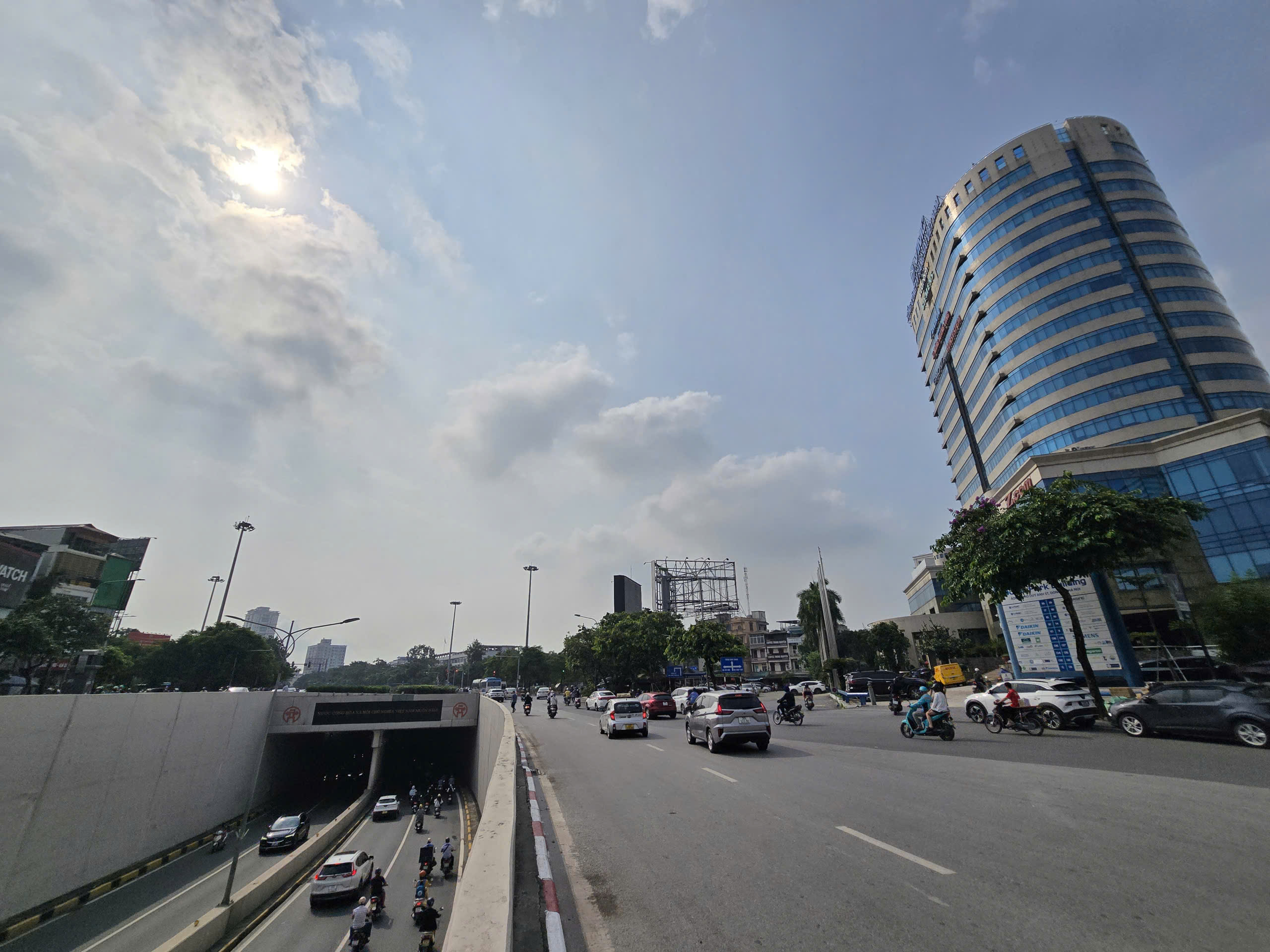 Cận cảnh bốn vị tr&iacute; đủ điều kiện dựng trạm sạc xe điện dọc V&agrave;nh đai 1 H&agrave; Nội- Ảnh 1.