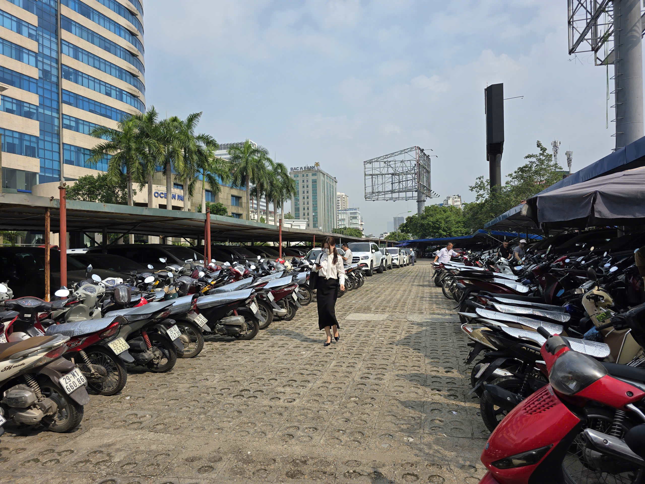 Cận cảnh bốn vị tr&iacute; đủ điều kiện dựng trạm sạc xe điện dọc V&agrave;nh đai 1 H&agrave; Nội- Ảnh 4.