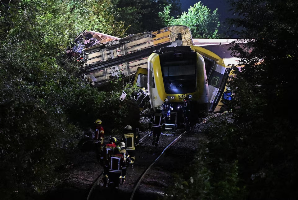 Đức: Đo&agrave;n t&agrave;u chở 100 kh&aacute;ch trật đường ray, nhiều người thương vong- Ảnh 1.