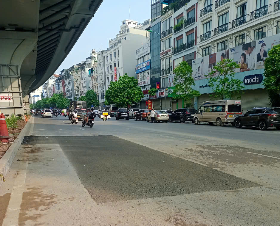 Khắc phục xong vụ xe máy sụt "hố tử thần" trên đường Trường Chinh- Ảnh 1. Khắc phục xong vụ xe máy sụt "hố tử thần" trên đường Trường Chinh- Ảnh 1.