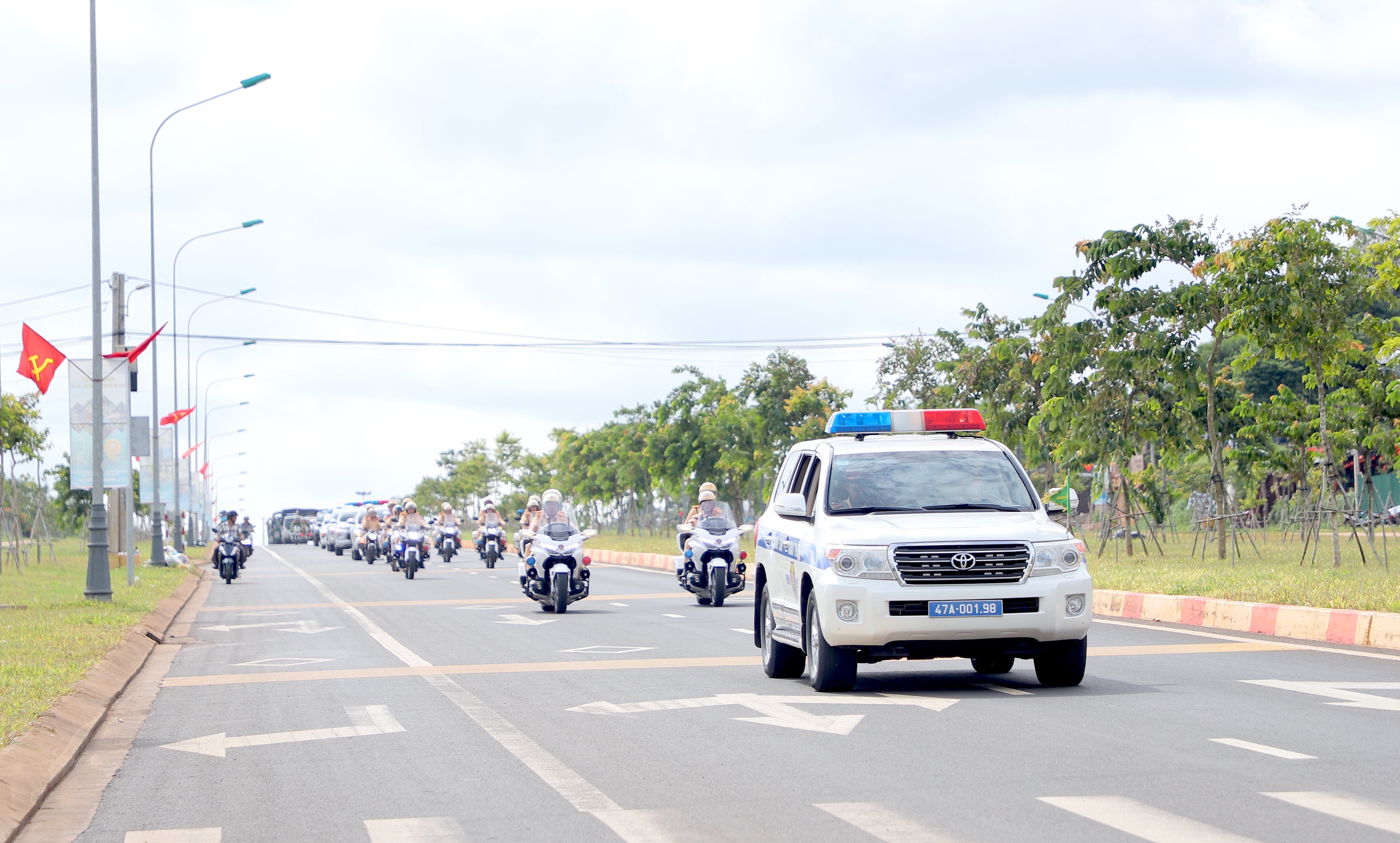 C&ocirc;ng an Đắk Lắk ra qu&acirc;n đảm bảo ATGT với tinh thần "kh&ocirc;ng c&oacute; v&ugrave;ng cấm, kh&ocirc;ng c&oacute; ngoại lệ"- Ảnh 3.