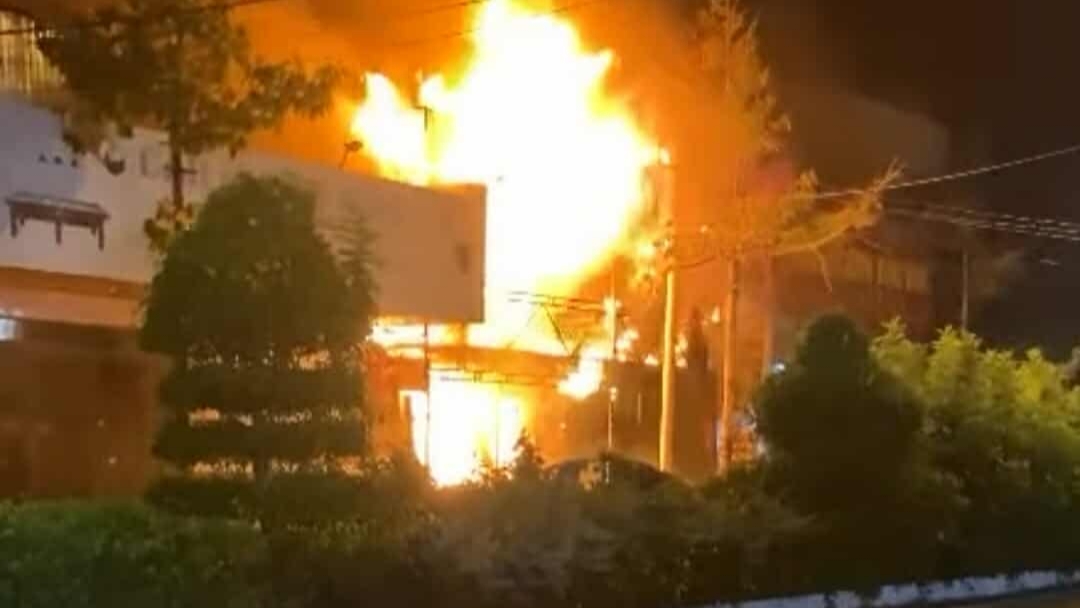 C&agrave; Mau: Ch&aacute;y lớn l&uacute;c rạng s&aacute;ng từ tiệm m&igrave; cay lan sang 3 căn nh&agrave;- Ảnh 1.