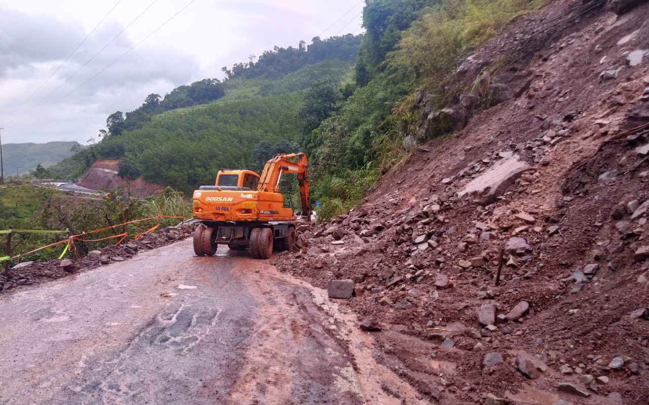 Khẩn trương xử l&yacute; đất đ&aacute; sạt lở, đảm bảo giao th&ocirc;ng tuyến đường l&ecirc;n cửa khẩu La Lay