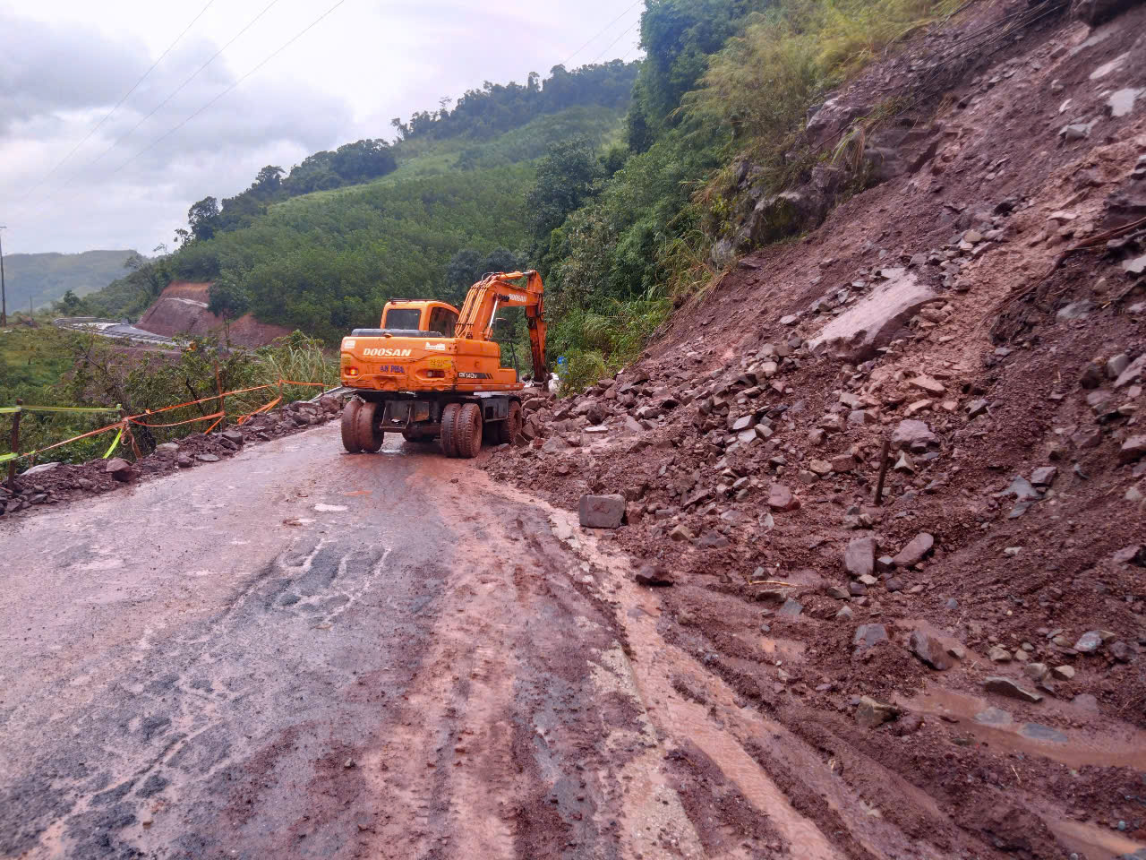 Khẩn trương xử lý đất đá sạt lở, đảm bảo giao thông tuyến đường lên cửa khẩu La Lay- Ảnh 1. Khẩn trương xử lý đất đá sạt lở, đảm bảo giao thông tuyến đường lên cửa khẩu La Lay- Ảnh 1.