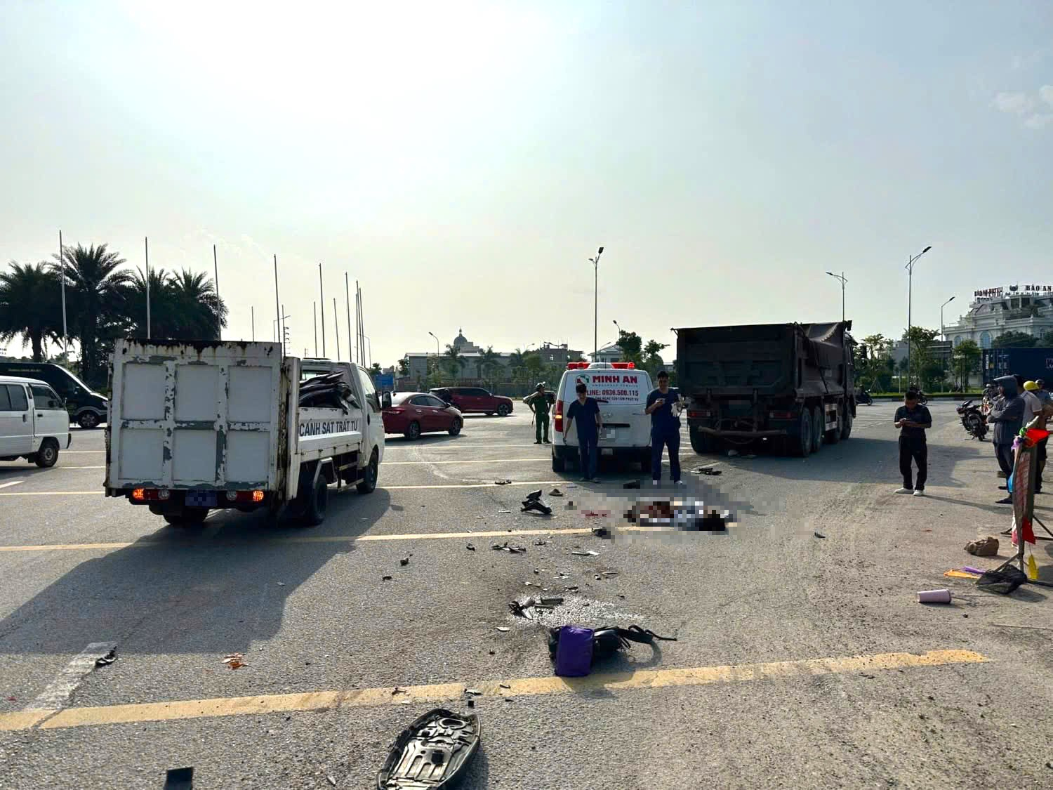 Hải Ph&ograve;ng: Thiếu nữ đi xe m&aacute;y tử vong tại chỗ sau va chạm với &ocirc; t&ocirc; tải ở v&ograve;ng xuyến- Ảnh 1.