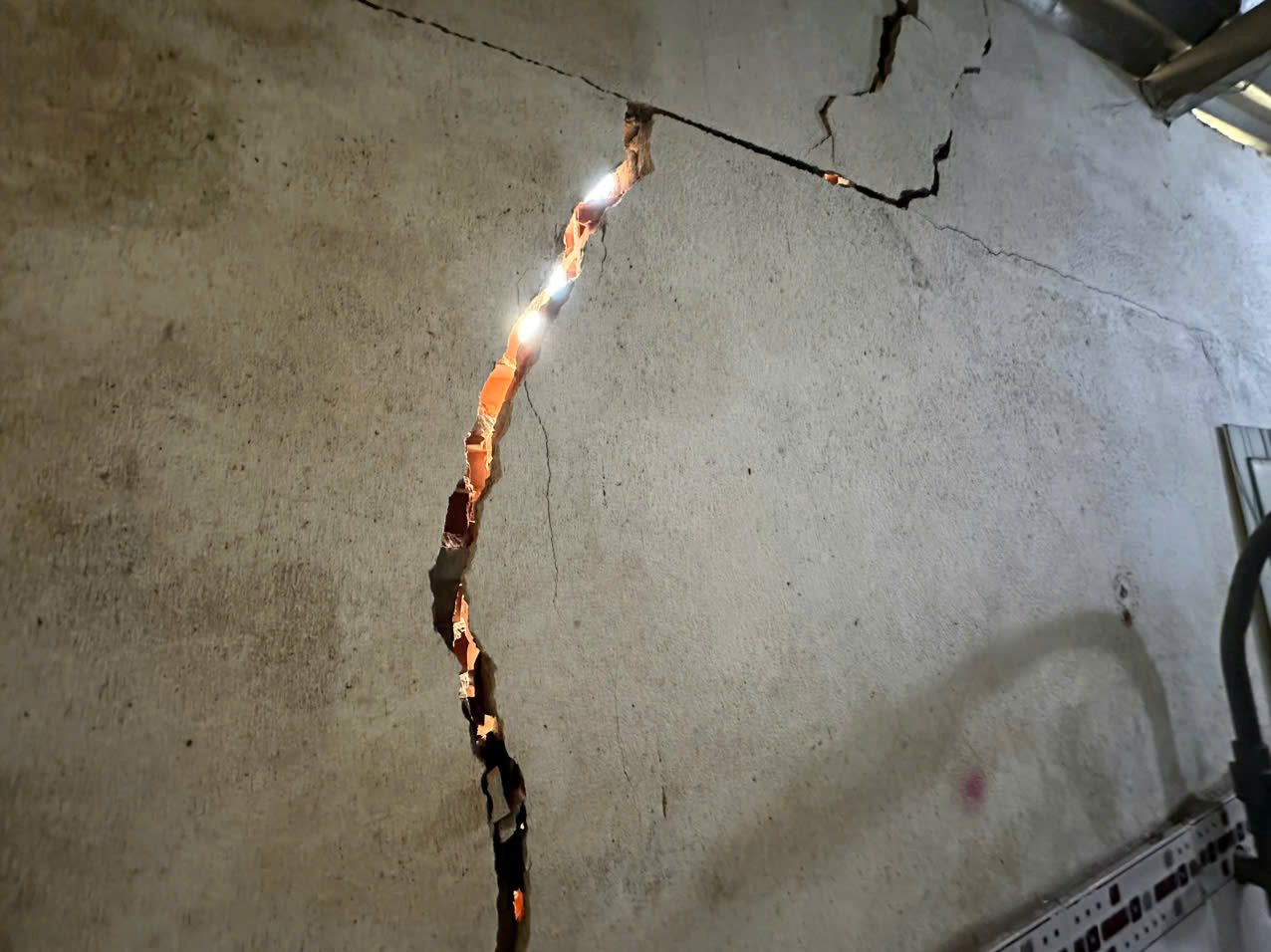 TP.HCM: Đ&igrave;nh chỉ thi c&ocirc;ng c&ocirc;ng tr&igrave;nh l&agrave;m nh&agrave; d&acirc;n nứt, sụt l&uacute;n- Ảnh 2.