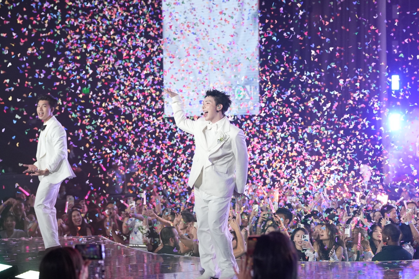 C&aacute;c Anh trai say hi x&uacute;c động n&oacute;i g&igrave; sau 2 đ&ecirc;m concert lịch sử tại Las Vegas?- Ảnh 2.