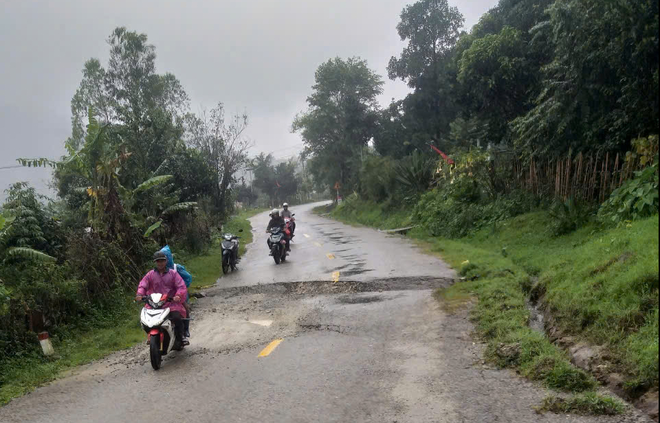 Nhiều tuyến quốc lộ, tỉnh lộ ở Quảng Ng&atilde;i sạt lở, giao th&ocirc;ng chia cắt- Ảnh 1.