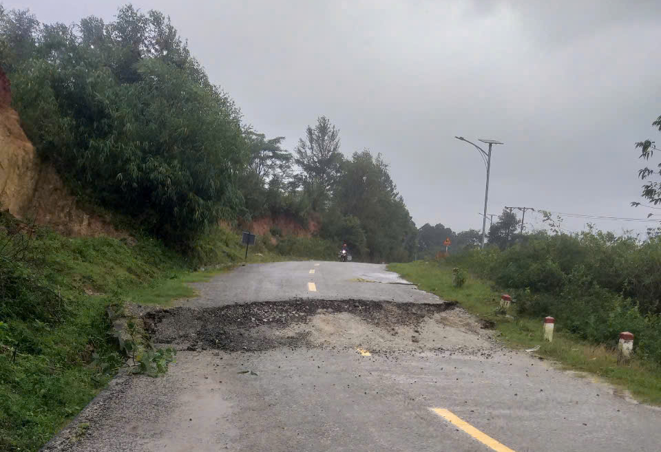 Nhiều tuyến quốc lộ, tỉnh lộ ở Quảng Ng&atilde;i sạt lở, giao th&ocirc;ng chia cắt- Ảnh 2.