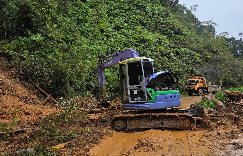 Nhiều tuyến quốc lộ, tỉnh lộ ở Quảng Ng&atilde;i sạt lở, giao th&ocirc;ng chia cắt- Ảnh 5.