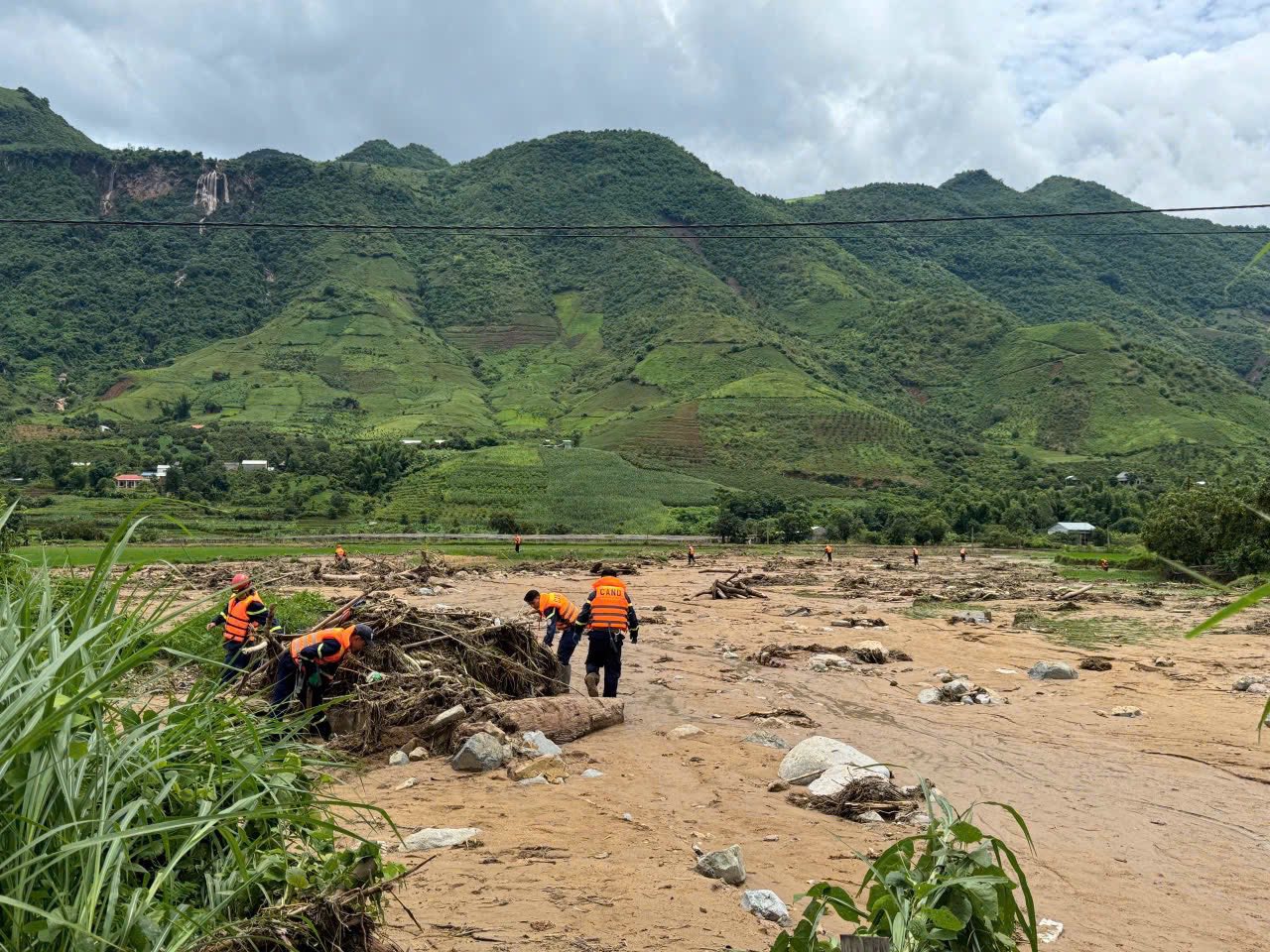 Nỗ lực t&igrave;m kiếm nạn nh&acirc;n mất t&iacute;ch sau lũ qu&eacute;t v&agrave; sạt lở đất ở Sơn La- Ảnh 3.