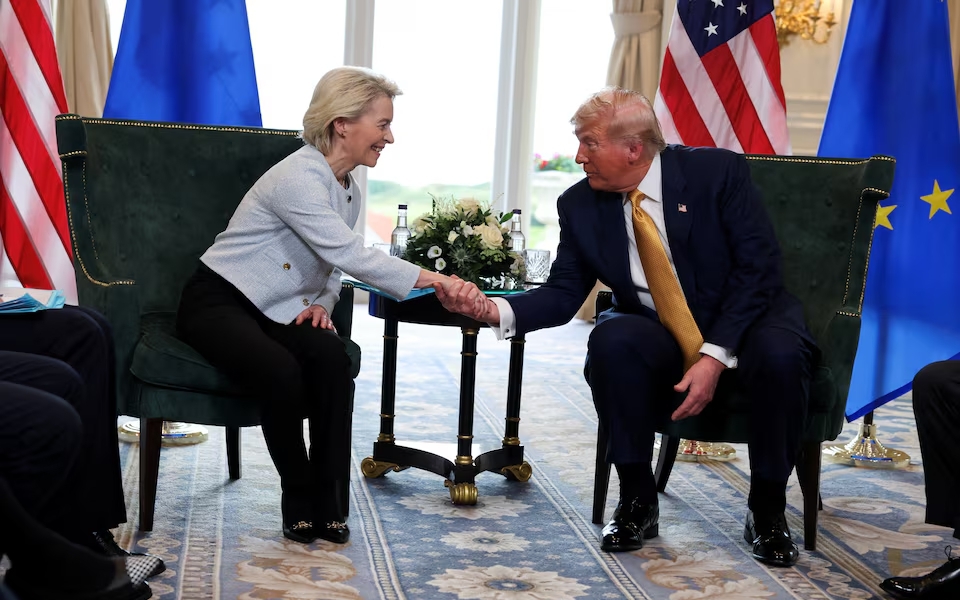 EU sẽ bỏ thuế nhập khẩu hàng hóa công nghiệp Mỹ để mở đường giảm thuế ô tô- Ảnh 2. Mỹ - EU đạt thỏa thuận thuế quan 15%