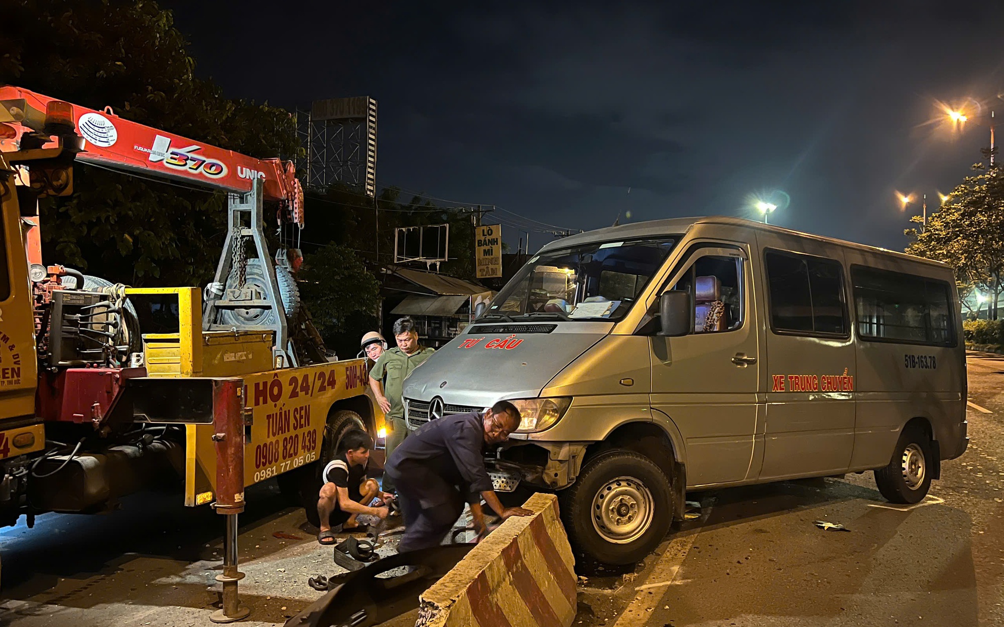 Hưng Yên: Xe máy chở 3 tông vào cột điện, 1 người tử vong tại chỗ- Ảnh 2. TP.HCM: Tông vào hiện trường vụ tai nạn, 2 người nhập viện cấp cứu