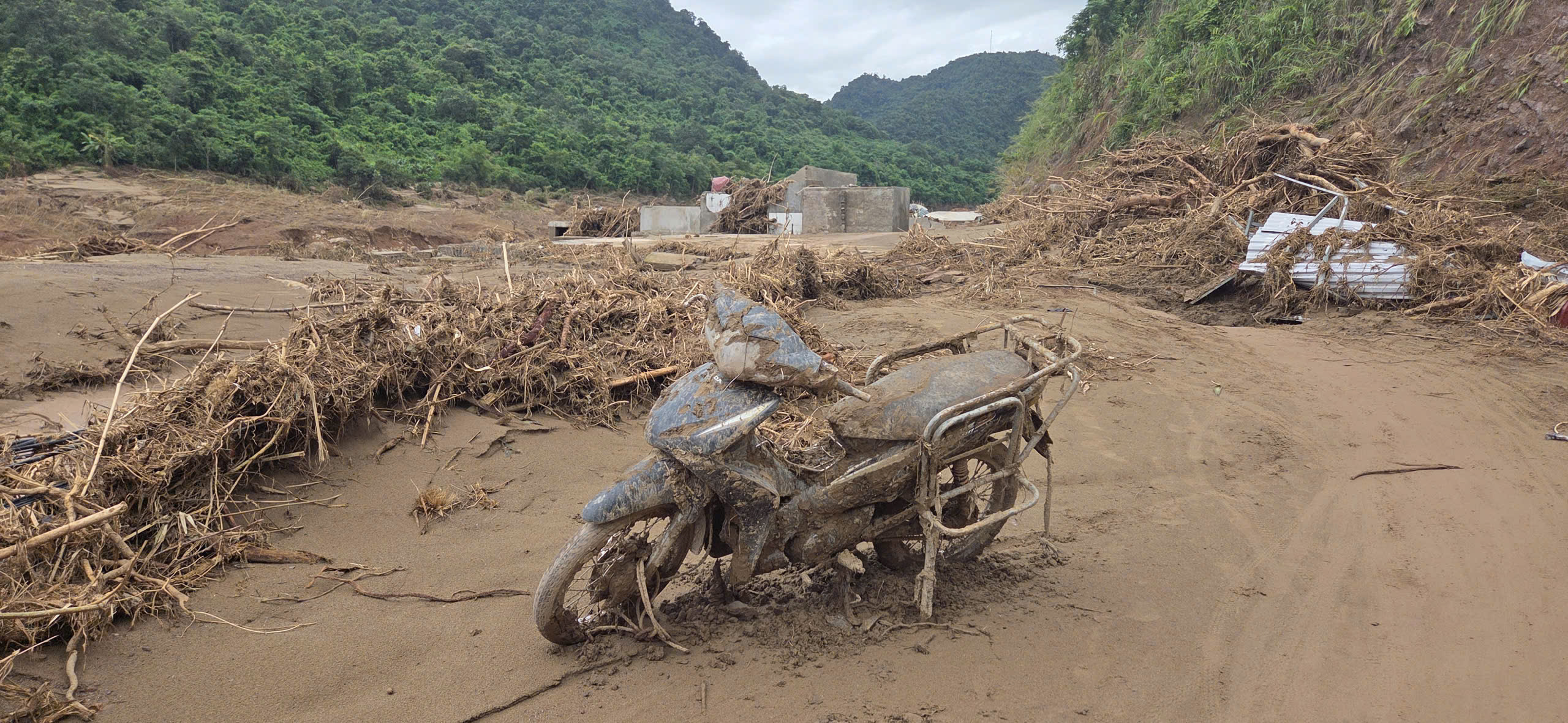 Quốc lộ 16 qua Nghệ An sạt lở nghi&ecirc;m trọng, giao th&ocirc;ng chia cắt- Ảnh 11.