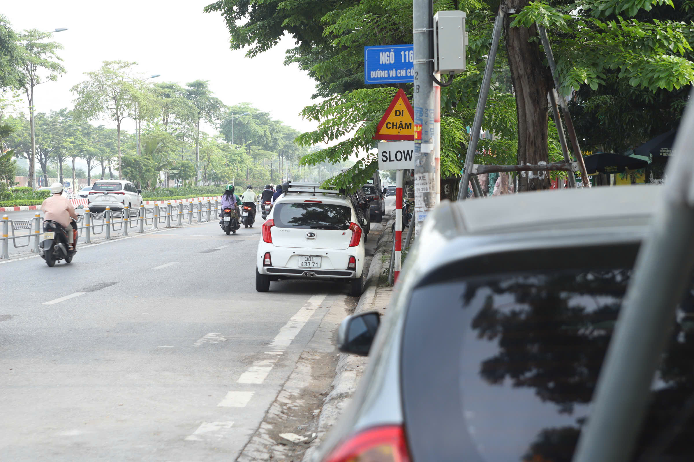 Bị phạt v&igrave; dừng, đỗ sai tr&ecirc;n đường ph&acirc;n l&agrave;n cứng, t&agrave;i xế n&oacute;i "kh&ocirc;ng thấy biển cấm"- Ảnh 2.