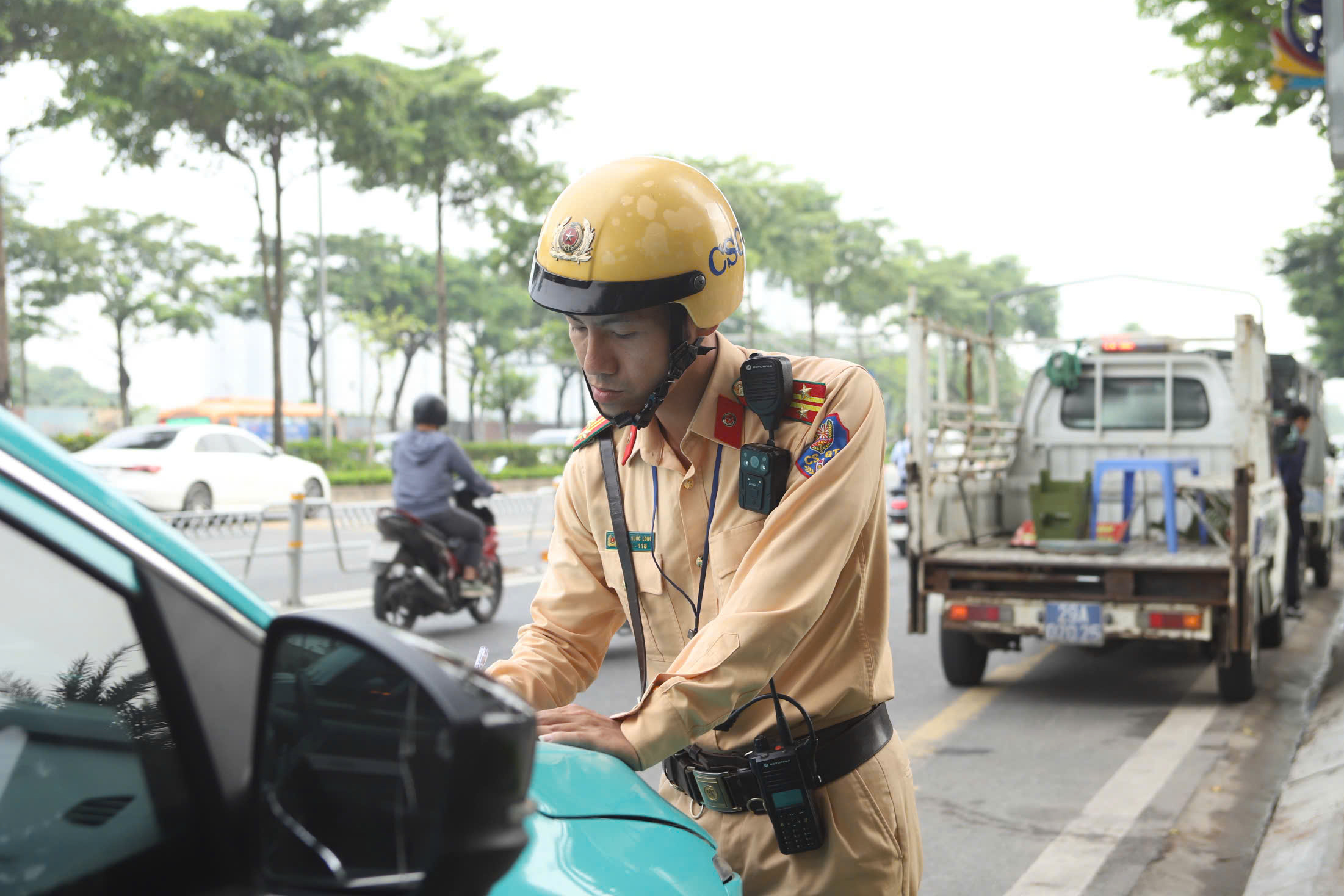 Bị phạt v&igrave; dừng, đỗ sai tr&ecirc;n đường ph&acirc;n l&agrave;n cứng, t&agrave;i xế n&oacute;i "kh&ocirc;ng thấy biển cấm"- Ảnh 6.