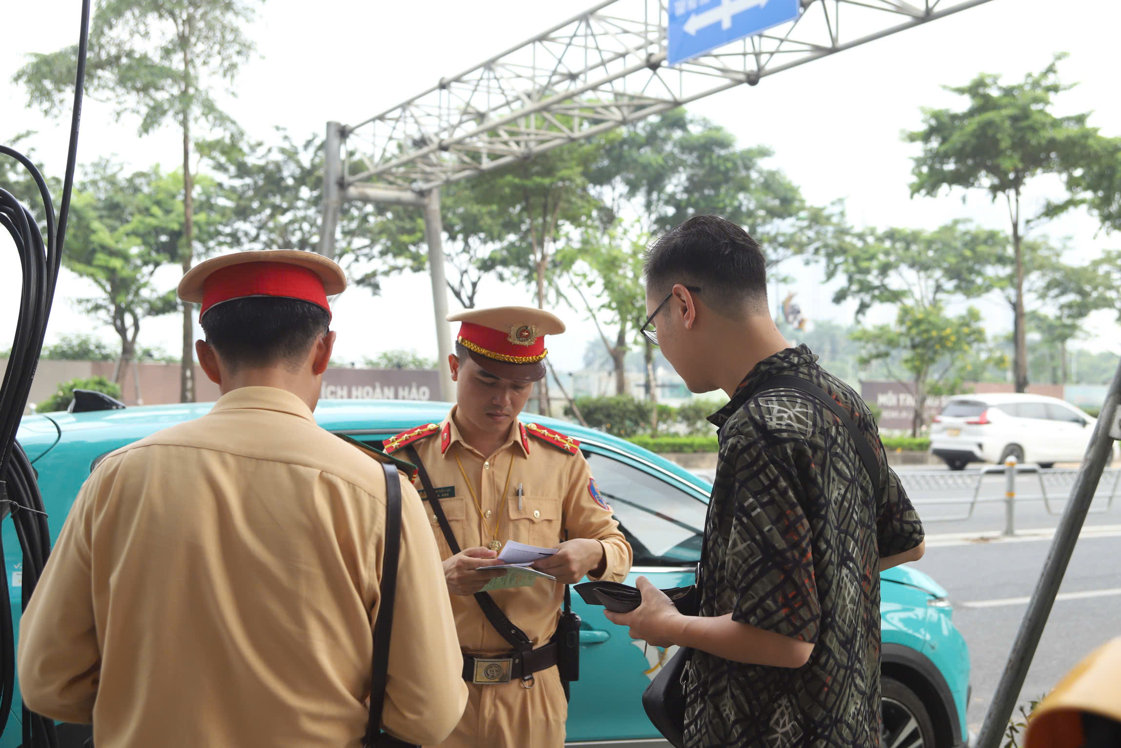 Bị phạt v&igrave; dừng, đỗ sai tr&ecirc;n đường ph&acirc;n l&agrave;n cứng, t&agrave;i xế n&oacute;i "kh&ocirc;ng thấy biển cấm"- Ảnh 5.