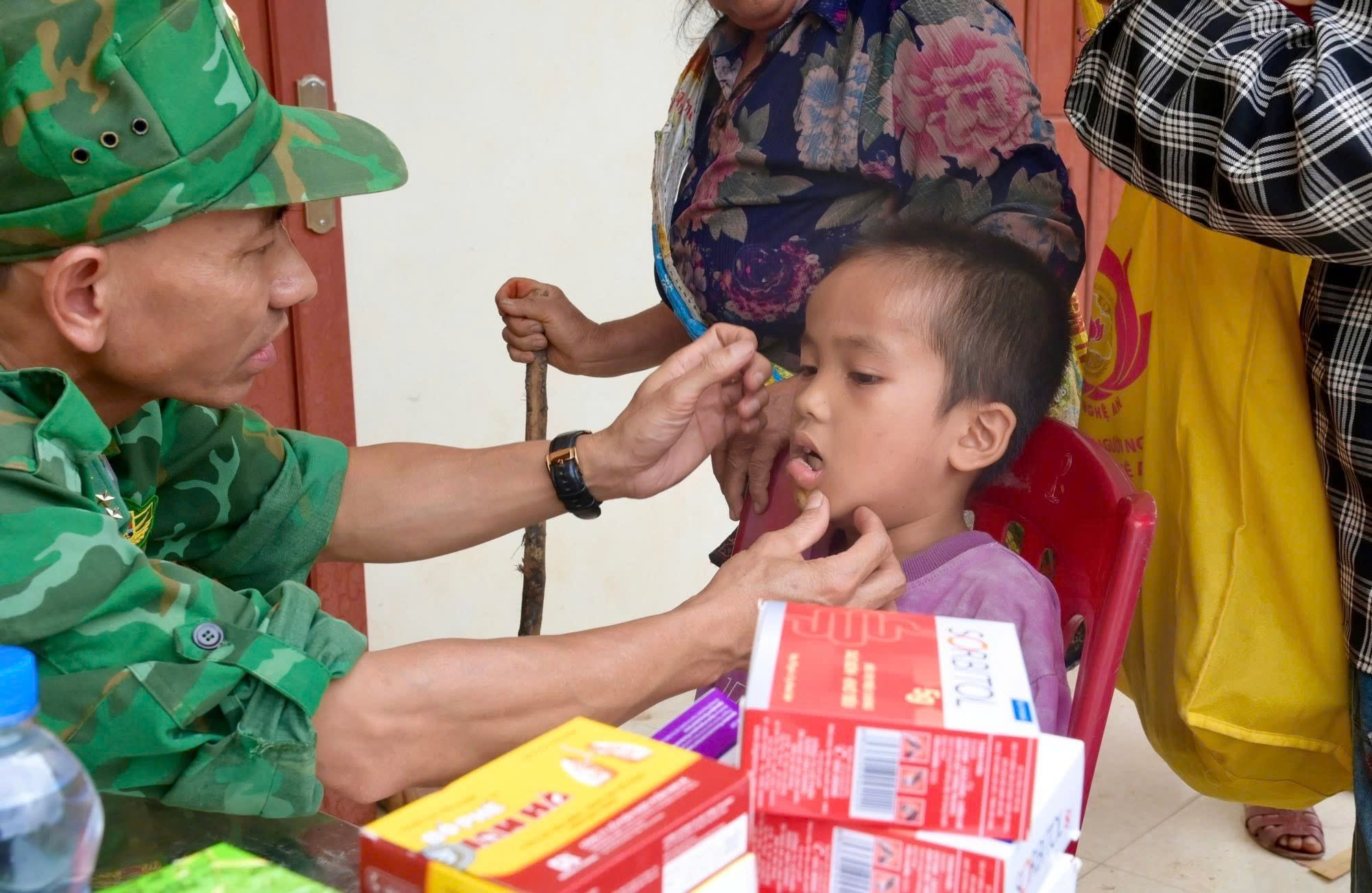 Ấm t&igrave;nh qu&acirc;n d&acirc;n Nghệ An những ng&agrave;y "s&aacute;ng chắn b&atilde;o gi&ocirc;ng, chiều ngăn nắng lửa"- Ảnh 8.