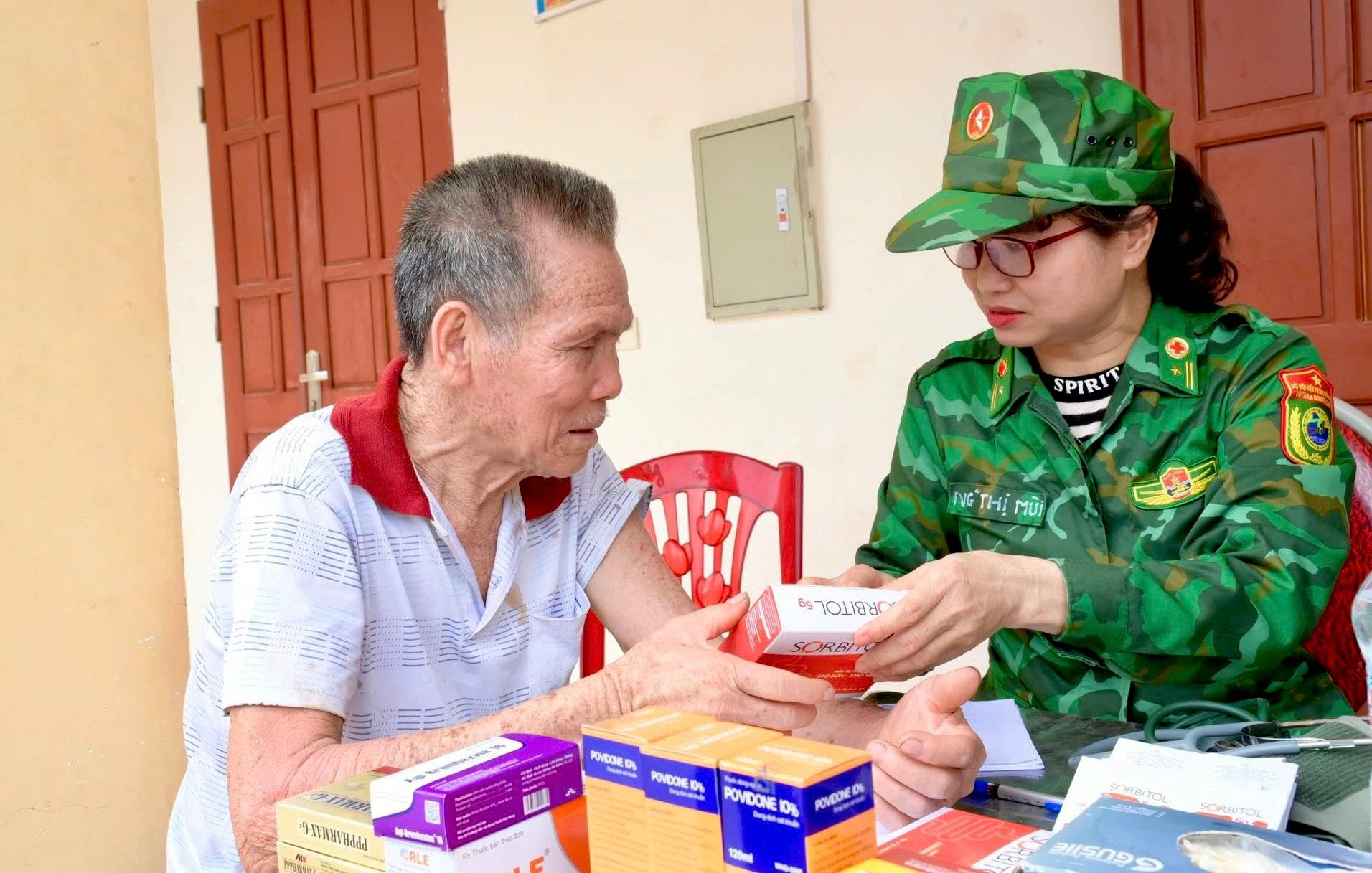 Ấm t&igrave;nh qu&acirc;n d&acirc;n Nghệ An những ng&agrave;y "s&aacute;ng chắn b&atilde;o gi&ocirc;ng, chiều ngăn nắng lửa"- Ảnh 7.