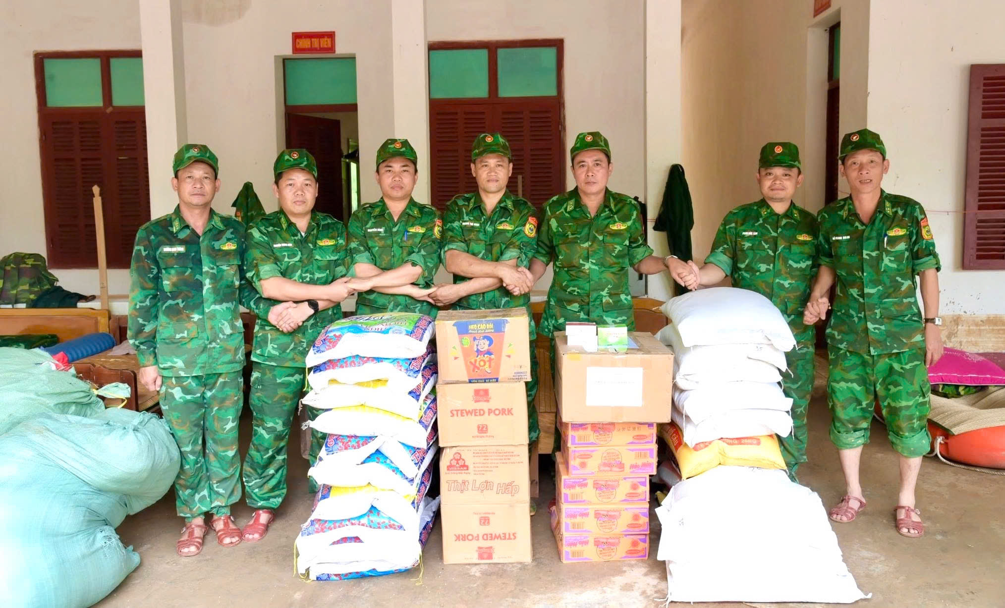 Ấm t&igrave;nh qu&acirc;n d&acirc;n Nghệ An những ng&agrave;y "s&aacute;ng chắn b&atilde;o gi&ocirc;ng, chiều ngăn nắng lửa"- Ảnh 14.