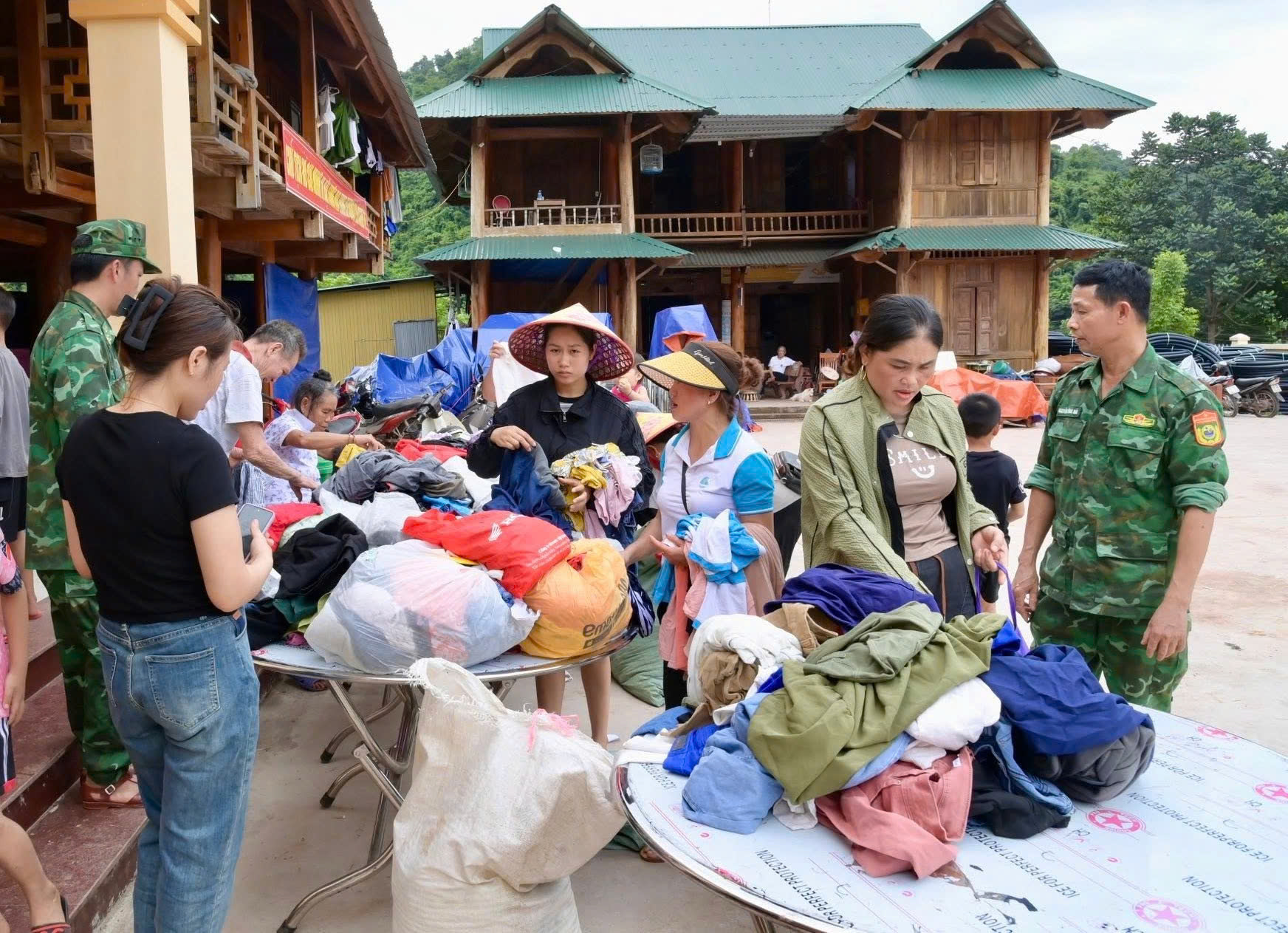 Ấm t&igrave;nh qu&acirc;n d&acirc;n Nghệ An những ng&agrave;y "s&aacute;ng chắn b&atilde;o gi&ocirc;ng, chiều ngăn nắng lửa"- Ảnh 15.