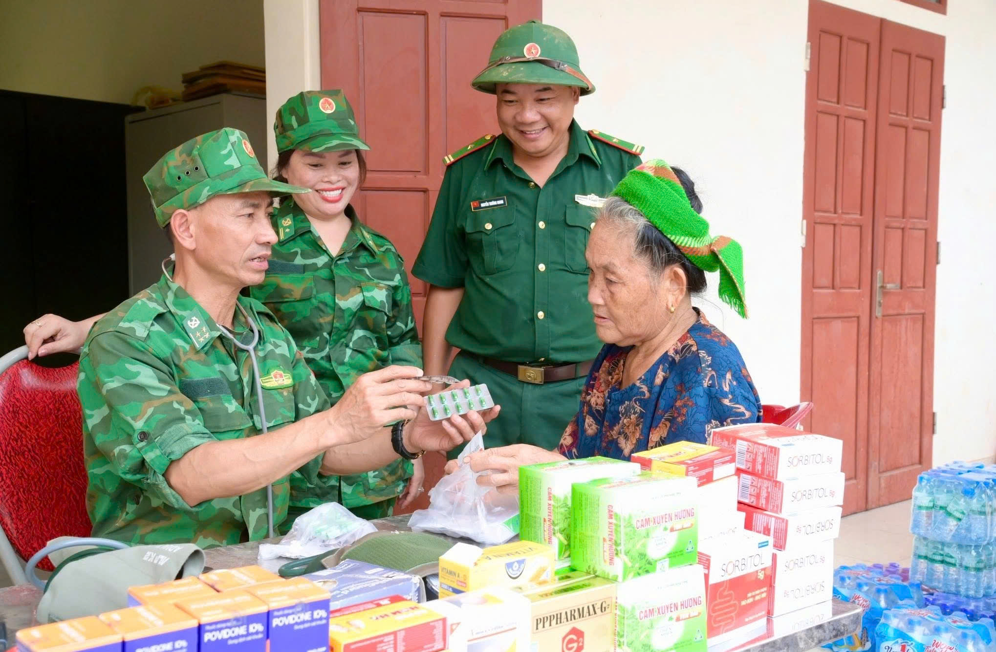 Ấm t&igrave;nh qu&acirc;n d&acirc;n Nghệ An những ng&agrave;y "s&aacute;ng chắn b&atilde;o gi&ocirc;ng, chiều ngăn nắng lửa"- Ảnh 6.