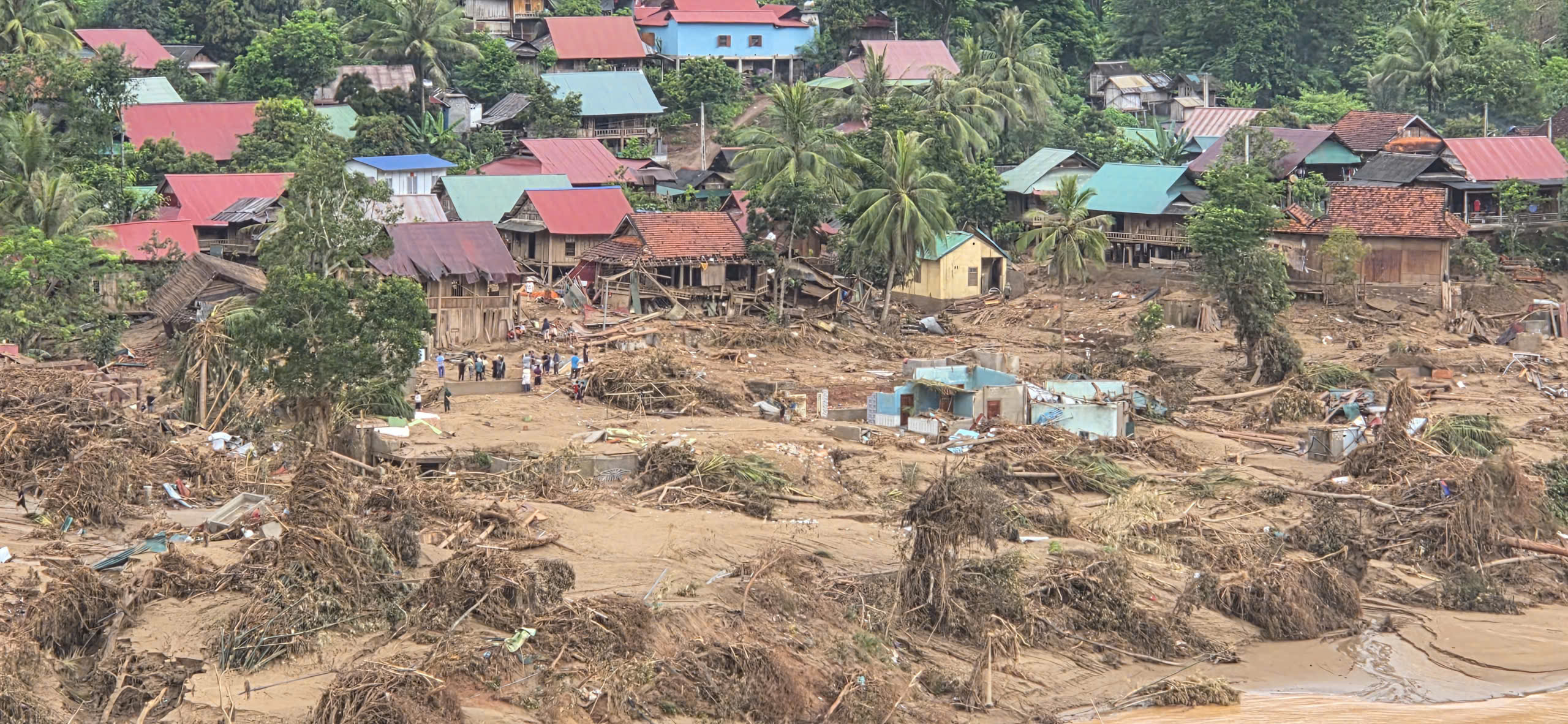 Ấm t&igrave;nh qu&acirc;n d&acirc;n Nghệ An những ng&agrave;y "s&aacute;ng chắn b&atilde;o gi&ocirc;ng, chiều ngăn nắng lửa"- Ảnh 1.