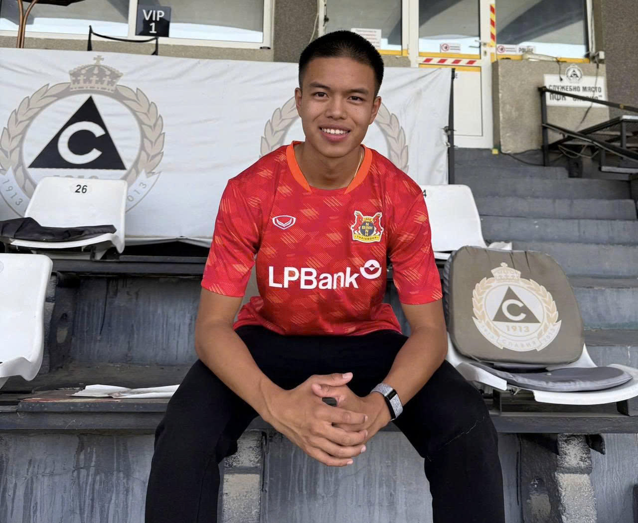 Sao Việt kiều từng được Barcelona theo đuổi nhận lương cực khủng tại V-League l&agrave; ai?- Ảnh 1.