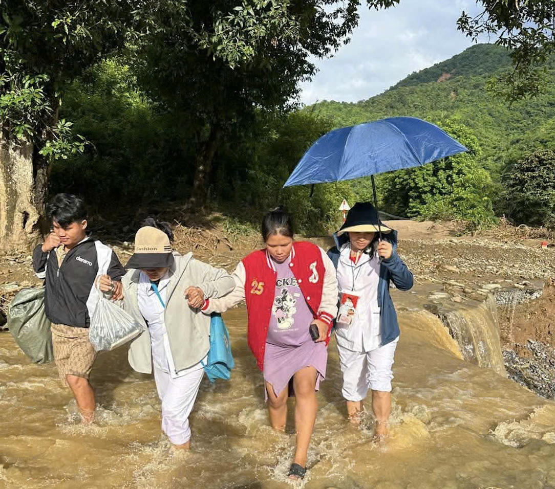 Sạt lở c&ocirc; lập bản v&ugrave;ng cao, sản phụ "vượt cạn" sinh con tr&ecirc;n đường- Ảnh 1.