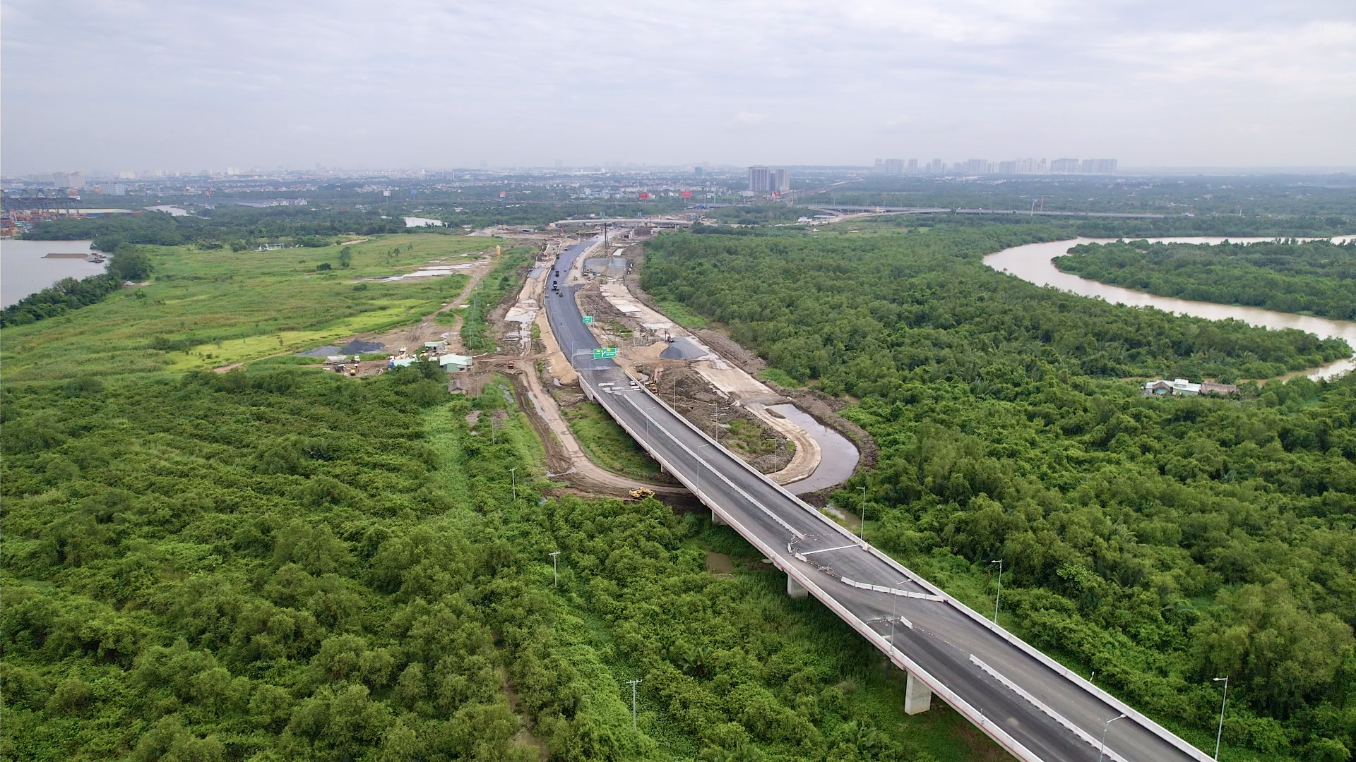 Khai thác tạm đoạn Vành đai 3 TP.HCM từ 19/8: Phải đảm bảo an toàn giao thông- Ảnh 8. Khai thác tạm đoạn Vành đai 3 TP.HCM từ 19/8: Phải đảm bảo an toàn giao thông- Ảnh 8.